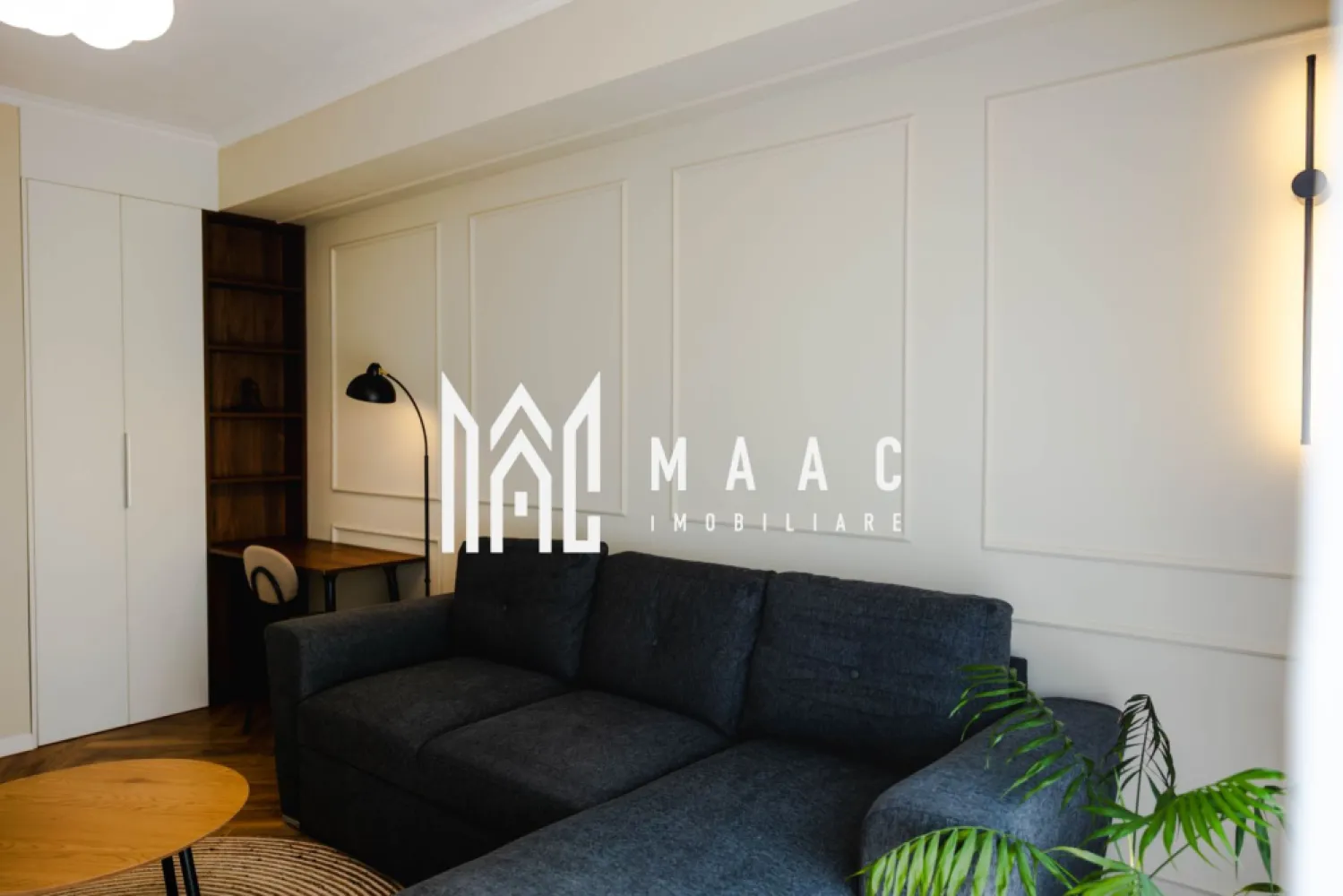 Apartament Mobilat și Utilat I 2 camere I Doamna Stanca I Sibiu - MAAC Imobiliare vă propune spre închiriere un apartament modern cu 2 camere, situat în ansamblul rezidențial Green Village, pe strada Doamna Stanca, una dintre cele mai căutate zone rezidențiale din Sibiu.

Amplasat într-un complex privat cu acces securizat prin barieră, apartamentul oferă confort, intimitate și acces rapid către principalele puncte de interes ale orașului.

Caracteristici principale
Suprafață utilă: 52 mp
Compartimentare practică și eficientă
Dormitor matrimonial spațios
Living luminos și primitor
Bucătărie separată, complet utilată
Baie modernă cu duș tip rain shower
Balcon
Disponibil începând cu luna iulie
Dotări și beneficii

Apartamentul este complet mobilat și utilat, fiind pregătit pentru mutare imediată:
✔ Mașină de spălat rufe
✔ Uscător de rufe
✔ Mașină de spălat vase
✔ Cuptor electric
✔ Plită și hotă
✔ Frigider
✔ Jaluzele electrice exterioare
✔ Plase de țânțari
✔ Mobilier modern și finisaje contemporane
✔ Spații de depozitare bine organizate

Locuința se remarcă prin designul modern, luminozitatea naturală și nivelul ridicat de confort oferit viitorilor chiriași.

Ansamblul Green Village este apreciat pentru siguranța și atmosfera liniștită, fiind alegerea ideală pentru persoanele care își doresc confort urban într-un mediu rezidențial modern.

Zona Doamna Stanca beneficiază de acces rapid către Shopping City Sibiu, supermarketuri, farmacii, restaurante, instituții de învățământ, mijloace de transport în comun și principalele artere de circulație ale orașului. Amplasarea excelentă facilitează deplasarea către centrul orașului, zona industrială vest și autostradă.

Apartamentul este disponibil începând cu luna iulie și se închiriază pe termen lung.
Nu se acceptă animale de companie.

Dacă sunteți în căutarea unui apartament de închiriat în Sibiu, în zona Doamna Stanca, complet mobilat și utilat, într-un ansamblu rezidențial modern și securizat, această proprietate reprezintă o alegere excelentă.