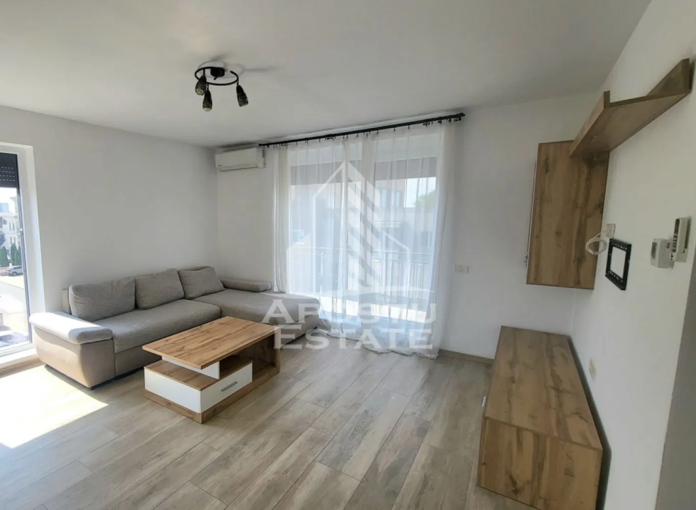 Apartament decomandat,2 camere,mobilat si utilat,Dumbravita Kaufland - APOSTU ESTATE va propune spre vanzare un apartament modern cu 2 camere, decomandat, situat in Dumbravita, in imediata apropiere a complexului Kaufland.

Proprietatea este amplasata la etajul 3 din 3 al unui imobil finalizat in anul 2017 si se remarca prin compartimentarea eficienta, luminozitatea naturala si confortul oferit.

Cu o suprafata utila de 55,5 mp, apartamentul este compartimentat astfel:

-Hol de acces cu dressing.

-Living spatios si luminos.

-Bucatarie inchisa.

-Dormitor.

-Baie cu geam pentru aerisire naturala si cabina de dus spatioasa.

-2 balcoane cu suprafata totala de 4 mp,respectiv 3mp.

-Terasa de 6 mp.

Confortul termic este asigurat de centrala proprie si aparatul de aer conditionat. Locuinta se vinde complet utilata si beneficiaza de multiple dotari, precum frigider, hota, masina de spalat rufe, masina de spalat vase si TV.
In pret este inclus si un loc de parcare.
Amplasarea reprezinta un avantaj major, avand acces rapid catre supermarketuri, farmacii, scoli, gradinite, mijloace de transport si principalele puncte de interes din Dumbravita.

Amenajarea moderna, atent realizata, cu finisaje de bun gust si spatii bine optimizate, oferind un ambient placut si primitor. Datorita compartimentarii decomandate, dotarilor complete si amplasarii excelente, proprietatea reprezinta alegerea ideala atat pentru locuit, cat si pentru investitie, avand un potential ridicat pentru inchiriere.

Va oferim consultanta si solutii financiare prin colaboratorii nostrii!

Va asteptam cu drag la o vizionare!