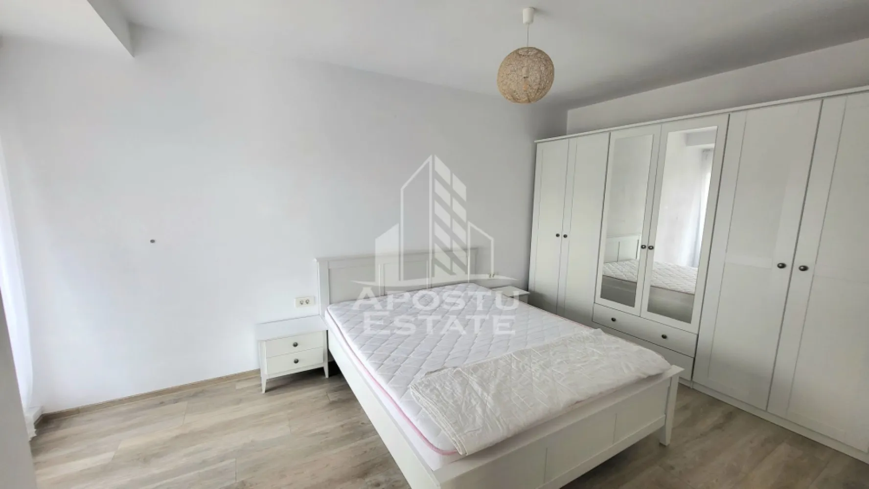 Apartament decomandat,2 camere,mobilat si utilat,Dumbravita Kaufland - APOSTU ESTATE va propune spre vanzare un apartament modern cu 2 camere, decomandat, situat in Dumbravita, in imediata apropiere a complexului Kaufland.

Proprietatea este amplasata la etajul 3 din 3 al unui imobil finalizat in anul 2017 si se remarca prin compartimentarea eficienta, luminozitatea naturala si confortul oferit.

Cu o suprafata utila de 55,5 mp, apartamentul este compartimentat astfel:

-Hol de acces cu dressing.

-Living spatios si luminos.

-Bucatarie inchisa.

-Dormitor.

-Baie cu geam pentru aerisire naturala si cabina de dus spatioasa.

-2 balcoane cu suprafata totala de 4 mp,respectiv 3mp.

-Terasa de 6 mp.

Confortul termic este asigurat de centrala proprie si aparatul de aer conditionat. Locuinta se vinde complet utilata si beneficiaza de multiple dotari, precum frigider, hota, masina de spalat rufe, masina de spalat vase si TV.
In pret este inclus si un loc de parcare.
Amplasarea reprezinta un avantaj major, avand acces rapid catre supermarketuri, farmacii, scoli, gradinite, mijloace de transport si principalele puncte de interes din Dumbravita.

Amenajarea moderna, atent realizata, cu finisaje de bun gust si spatii bine optimizate, oferind un ambient placut si primitor. Datorita compartimentarii decomandate, dotarilor complete si amplasarii excelente, proprietatea reprezinta alegerea ideala atat pentru locuit, cat si pentru investitie, avand un potential ridicat pentru inchiriere.

Va oferim consultanta si solutii financiare prin colaboratorii nostrii!

Va asteptam cu drag la o vizionare!