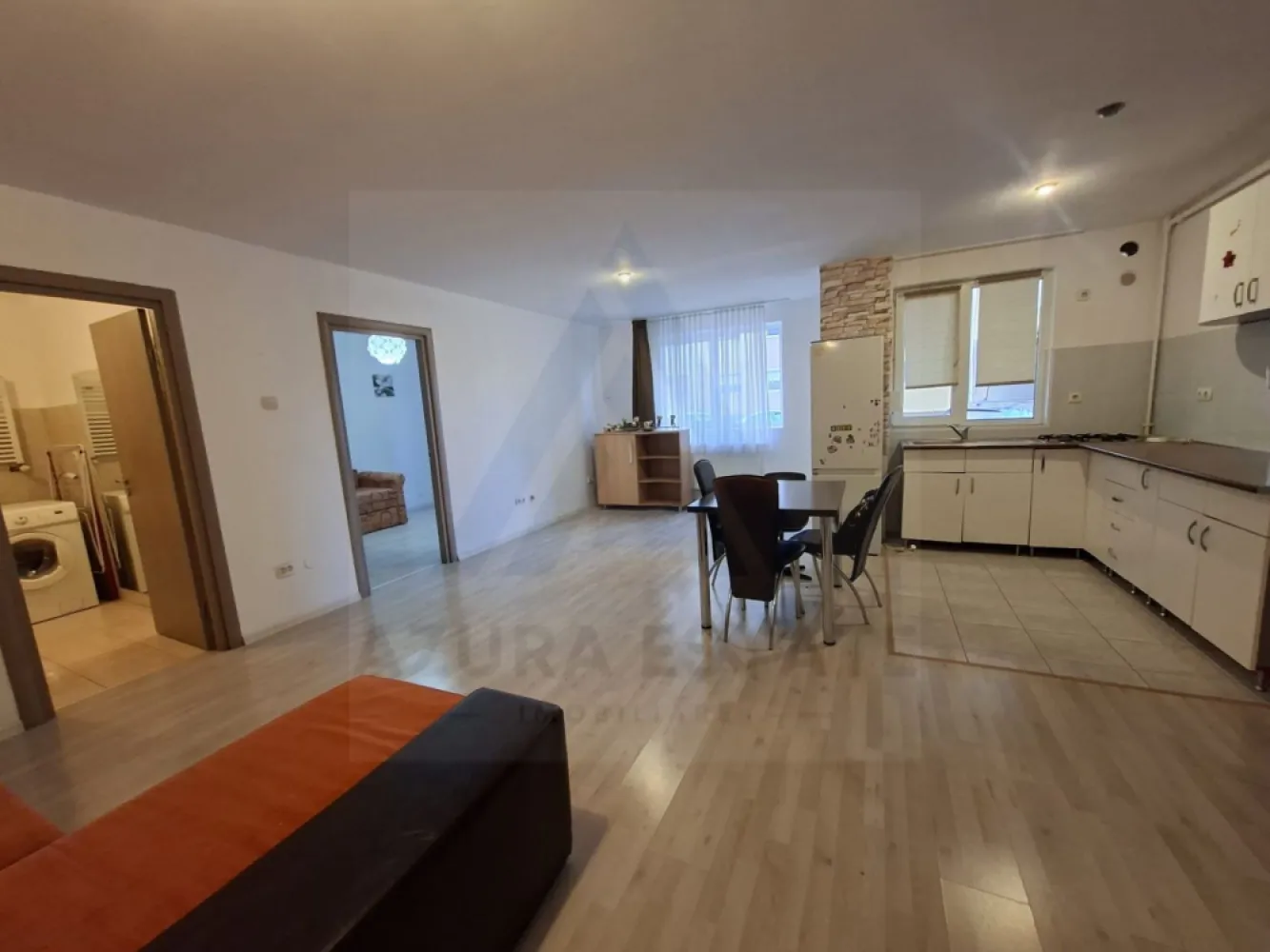 Apartament 3 camere 77 mp utili si parcare privata in zona Rahovei - Agentia imobiliara Azura-Estate va propune spre vanzare un apartament generos cu o suprafata utila de 77 mp, compus din 3 camere, balcon si parcare privata, situat intr-un imobil edificat din caramida in anul 2008 in zona Piata Rahovei din Sibiu.

Piața Rahovei se remarcă printr-o poziționare excelentă în Sibiu, oferind acces rapid către centrul orașului și principalele artere de circulație, dar și o conectivitate facilă prin transportul public, cu stații de autobuz la câțiva pași. 
 În proximitate se găsesc supermarketuri, magazine diverse, restaurante și cafenele, dar și școli, grădinițe și centre educaționale, ceea ce transformă zona într-un punct de interes major pentru cei care își doresc un stil de viață comod și accesibil. 

Caracteristici si compartimentare:
Living generos si insorit cu iesire pe balcon
Bucatarie open space
2 dormitoare matrimoniale
Baie cu suprafata de peste 6 mp
Loc de parcare privat
Complex cu acces privat

Blocurile sunt recunoscute pentru calitatea lucrarilor finalizate de firma Caro Invest din Cluj.

Pretul acestui apartament este de 134900 euro negociabil!