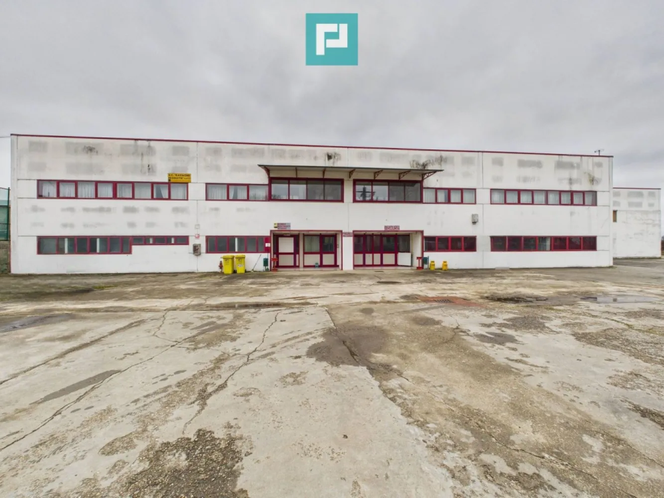 Hală de producție, cu birouri și teren, în Sebiș - PROPERTY LAB vă prezintă spre vânzare:

Hală industrială de producție – capacitate mare | Construcție solidă, ideală pentru activități industriale

Vă propunem spre vânzare o hală industrială de producție de mari dimensiuni, situată în orașul Sebiș, județul Arad, construită în anul 1998, concepută pentru activități industriale intensive, cu infrastructură completă și acces facil pentru transport greu.

Construcție și structură

Construcție realizată pe fundație din beton
Pereți din beton prefabricat, fabricați și montați în 1998 de firma INCONTRO PREFABBRICATI – Timișoara
Structură rezistentă la cutremur
Acoperiș realizat din structură de stâlpi de susținere tip Y, cu arcade din aluminiu
Podea industrială betonată
Curte betonată integral, de jur împrejur
Poartă din fier zincat, pe role metalice, cu acționare prin telecomandă
Acces TIR atât lateral, cât și în spatele fabricii

Suprafețe

Suprafață teren: 22.705 mp
Suprafață construită hală: 4.600 mp

Siguranță și utilități

Hidranți exteriori și interiori la fiecare intrare
Post Trafo propriu – capacitate 250 kW
Rezervor gaz metan – capacitate 5.000 l
Apă curentă
Canalizare
Drum asfaltat până în fața curții

Compartimentare și amenajări

Hala este compartimentată în 3 hale de producție

În partea frontală, la parter:
5 birouri open-space
1 birou închis
Grup sanitar dedicat birourilor
Zonă destinată personalului:
Vestiare separate bărbați / femei
Băi cu dușuri
Spațiu pentru servirea mesei

Etaj 1 (deasupra birourilor):

2 apartamente generoase pentru locuit
Hol spațios
Posibilitate sală de ședințe / spații administrative

Sisteme de încălzire

Încălzire cu cazan pe lemne
Sistem de încălzire pe gaz metan

Destinație actuală

Hala este funcțională și amenajată ca fabrică de producție încălțăminte, dotată cu aparatură de injectare talpă.
Aparatura se vinde separat și nu este inclusă în prețul halei, dar poate fi achiziționată opțional.

Recomandată pentru:

Producție industrială
Fabrici, logistică, depozitare
Investiție cu randament ridicat
Activități care necesită infrastructură solidă și acces TIR

Sper că această propunere îndeplinește așteptările dumneavoastră.

Pentru mai multe informații sau pentru a programa o vizionare, nu ezitați să mă contactați!

Claudiu Coșeri - Consultant Imobiliar Propertylab
Telefon: 0741 406 291

CP2853223