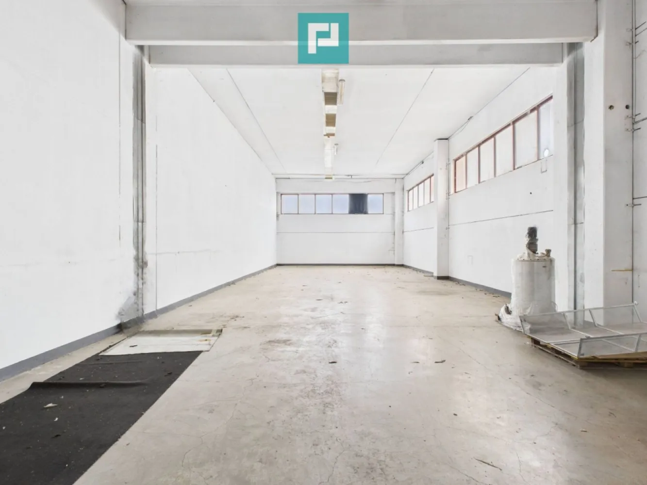 Hală de producție, cu birouri și teren, în Sebiș - PROPERTY LAB vă prezintă spre vânzare:

Hală industrială de producție – capacitate mare | Construcție solidă, ideală pentru activități industriale

Vă propunem spre vânzare o hală industrială de producție de mari dimensiuni, situată în orașul Sebiș, județul Arad, construită în anul 1998, concepută pentru activități industriale intensive, cu infrastructură completă și acces facil pentru transport greu.

Construcție și structură

Construcție realizată pe fundație din beton
Pereți din beton prefabricat, fabricați și montați în 1998 de firma INCONTRO PREFABBRICATI – Timișoara
Structură rezistentă la cutremur
Acoperiș realizat din structură de stâlpi de susținere tip Y, cu arcade din aluminiu
Podea industrială betonată
Curte betonată integral, de jur împrejur
Poartă din fier zincat, pe role metalice, cu acționare prin telecomandă
Acces TIR atât lateral, cât și în spatele fabricii

Suprafețe

Suprafață teren: 22.705 mp
Suprafață construită hală: 4.600 mp

Siguranță și utilități

Hidranți exteriori și interiori la fiecare intrare
Post Trafo propriu – capacitate 250 kW
Rezervor gaz metan – capacitate 5.000 l
Apă curentă
Canalizare
Drum asfaltat până în fața curții

Compartimentare și amenajări

Hala este compartimentată în 3 hale de producție

În partea frontală, la parter:
5 birouri open-space
1 birou închis
Grup sanitar dedicat birourilor
Zonă destinată personalului:
Vestiare separate bărbați / femei
Băi cu dușuri
Spațiu pentru servirea mesei

Etaj 1 (deasupra birourilor):

2 apartamente generoase pentru locuit
Hol spațios
Posibilitate sală de ședințe / spații administrative

Sisteme de încălzire

Încălzire cu cazan pe lemne
Sistem de încălzire pe gaz metan

Destinație actuală

Hala este funcțională și amenajată ca fabrică de producție încălțăminte, dotată cu aparatură de injectare talpă.
Aparatura se vinde separat și nu este inclusă în prețul halei, dar poate fi achiziționată opțional.

Recomandată pentru:

Producție industrială
Fabrici, logistică, depozitare
Investiție cu randament ridicat
Activități care necesită infrastructură solidă și acces TIR

Sper că această propunere îndeplinește așteptările dumneavoastră.

Pentru mai multe informații sau pentru a programa o vizionare, nu ezitați să mă contactați!

Claudiu Coșeri - Consultant Imobiliar Propertylab
Telefon: 0741 406 291

CP2853223