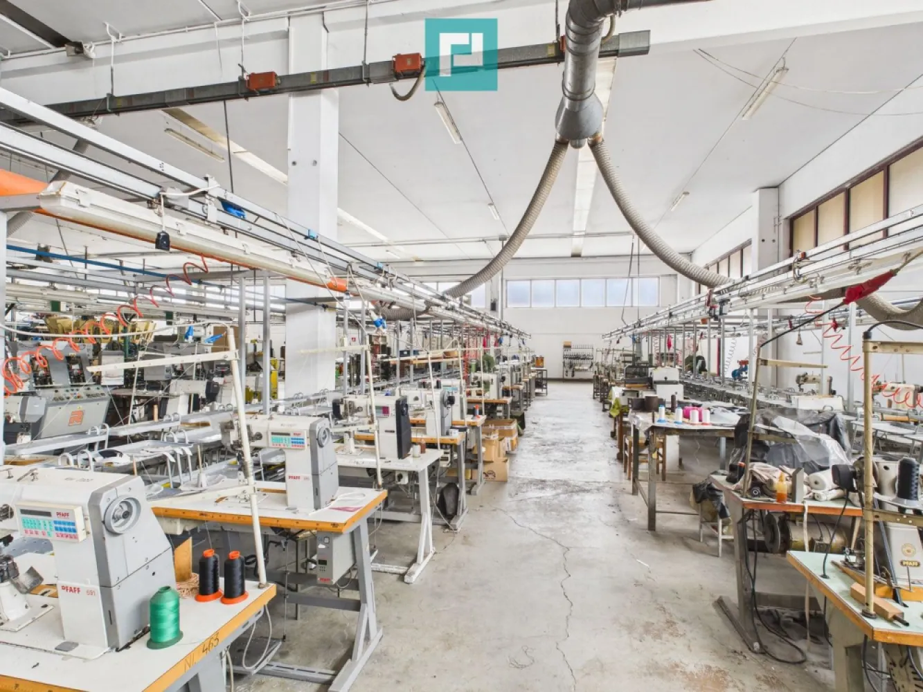 Hală de producție, cu birouri și teren, în Sebiș - PROPERTY LAB vă prezintă spre vânzare:

Hală industrială de producție – capacitate mare | Construcție solidă, ideală pentru activități industriale

Vă propunem spre vânzare o hală industrială de producție de mari dimensiuni, situată în orașul Sebiș, județul Arad, construită în anul 1998, concepută pentru activități industriale intensive, cu infrastructură completă și acces facil pentru transport greu.

Construcție și structură

Construcție realizată pe fundație din beton
Pereți din beton prefabricat, fabricați și montați în 1998 de firma INCONTRO PREFABBRICATI – Timișoara
Structură rezistentă la cutremur
Acoperiș realizat din structură de stâlpi de susținere tip Y, cu arcade din aluminiu
Podea industrială betonată
Curte betonată integral, de jur împrejur
Poartă din fier zincat, pe role metalice, cu acționare prin telecomandă
Acces TIR atât lateral, cât și în spatele fabricii

Suprafețe

Suprafață teren: 22.705 mp
Suprafață construită hală: 4.600 mp

Siguranță și utilități

Hidranți exteriori și interiori la fiecare intrare
Post Trafo propriu – capacitate 250 kW
Rezervor gaz metan – capacitate 5.000 l
Apă curentă
Canalizare
Drum asfaltat până în fața curții

Compartimentare și amenajări

Hala este compartimentată în 3 hale de producție

În partea frontală, la parter:
5 birouri open-space
1 birou închis
Grup sanitar dedicat birourilor
Zonă destinată personalului:
Vestiare separate bărbați / femei
Băi cu dușuri
Spațiu pentru servirea mesei

Etaj 1 (deasupra birourilor):

2 apartamente generoase pentru locuit
Hol spațios
Posibilitate sală de ședințe / spații administrative

Sisteme de încălzire

Încălzire cu cazan pe lemne
Sistem de încălzire pe gaz metan

Destinație actuală

Hala este funcțională și amenajată ca fabrică de producție încălțăminte, dotată cu aparatură de injectare talpă.
Aparatura se vinde separat și nu este inclusă în prețul halei, dar poate fi achiziționată opțional.

Recomandată pentru:

Producție industrială
Fabrici, logistică, depozitare
Investiție cu randament ridicat
Activități care necesită infrastructură solidă și acces TIR

Sper că această propunere îndeplinește așteptările dumneavoastră.

Pentru mai multe informații sau pentru a programa o vizionare, nu ezitați să mă contactați!

Claudiu Coșeri - Consultant Imobiliar Propertylab
Telefon: 0741 406 291

CP2853223