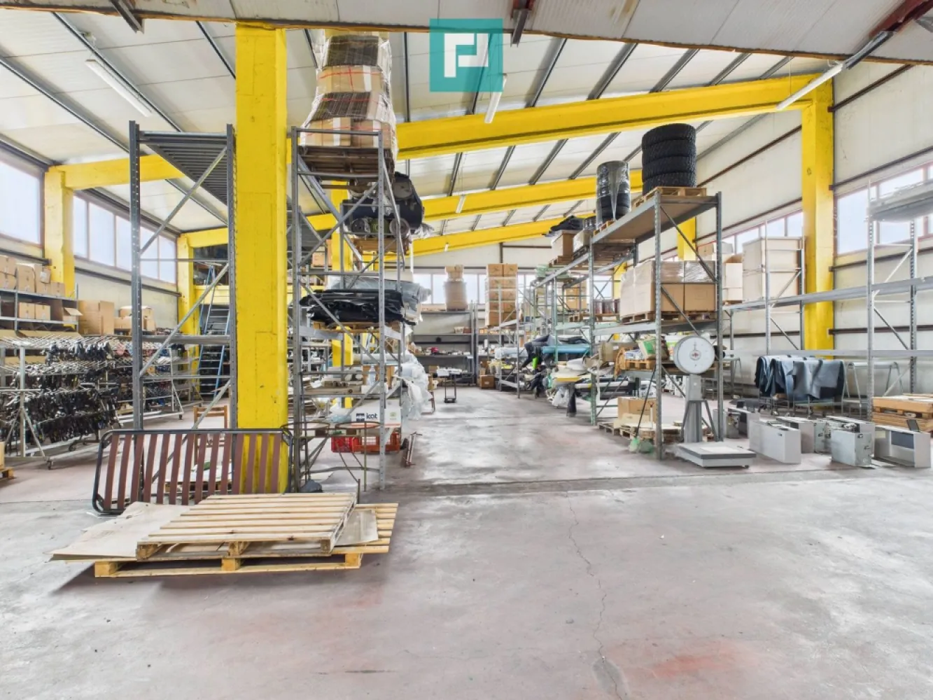 Hală de producție, cu birouri și teren, în Sebiș - PROPERTY LAB vă prezintă spre vânzare:

Hală industrială de producție – capacitate mare | Construcție solidă, ideală pentru activități industriale

Vă propunem spre vânzare o hală industrială de producție de mari dimensiuni, situată în orașul Sebiș, județul Arad, construită în anul 1998, concepută pentru activități industriale intensive, cu infrastructură completă și acces facil pentru transport greu.

Construcție și structură

Construcție realizată pe fundație din beton
Pereți din beton prefabricat, fabricați și montați în 1998 de firma INCONTRO PREFABBRICATI – Timișoara
Structură rezistentă la cutremur
Acoperiș realizat din structură de stâlpi de susținere tip Y, cu arcade din aluminiu
Podea industrială betonată
Curte betonată integral, de jur împrejur
Poartă din fier zincat, pe role metalice, cu acționare prin telecomandă
Acces TIR atât lateral, cât și în spatele fabricii

Suprafețe

Suprafață teren: 22.705 mp
Suprafață construită hală: 4.600 mp

Siguranță și utilități

Hidranți exteriori și interiori la fiecare intrare
Post Trafo propriu – capacitate 250 kW
Rezervor gaz metan – capacitate 5.000 l
Apă curentă
Canalizare
Drum asfaltat până în fața curții

Compartimentare și amenajări

Hala este compartimentată în 3 hale de producție

În partea frontală, la parter:
5 birouri open-space
1 birou închis
Grup sanitar dedicat birourilor
Zonă destinată personalului:
Vestiare separate bărbați / femei
Băi cu dușuri
Spațiu pentru servirea mesei

Etaj 1 (deasupra birourilor):

2 apartamente generoase pentru locuit
Hol spațios
Posibilitate sală de ședințe / spații administrative

Sisteme de încălzire

Încălzire cu cazan pe lemne
Sistem de încălzire pe gaz metan

Destinație actuală

Hala este funcțională și amenajată ca fabrică de producție încălțăminte, dotată cu aparatură de injectare talpă.
Aparatura se vinde separat și nu este inclusă în prețul halei, dar poate fi achiziționată opțional.

Recomandată pentru:

Producție industrială
Fabrici, logistică, depozitare
Investiție cu randament ridicat
Activități care necesită infrastructură solidă și acces TIR

Sper că această propunere îndeplinește așteptările dumneavoastră.

Pentru mai multe informații sau pentru a programa o vizionare, nu ezitați să mă contactați!

Claudiu Coșeri - Consultant Imobiliar Propertylab
Telefon: 0741 406 291

CP2853223