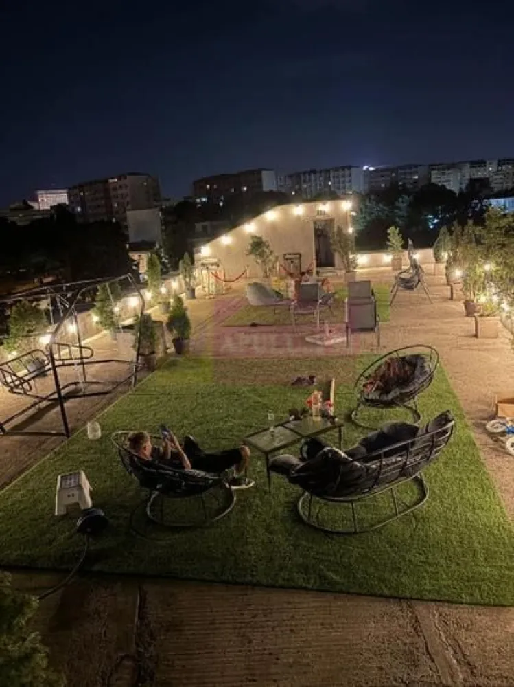 Unirii-Camera de Comert, Rooftop-Penthouse scara privata-lift, 460mp - VA oferim spre vanzare un penthouse+rooftop disponibile în centrul Bucureștiului in zona ultracentrala Camera de Comert, potrivit pentru afacerea ta sau rezidential. Cu o suprafata de 469mp constructie din 2010.
Apartamentul ocupă ultimul nivel al clădirii și beneficiază de acces direct cu liftul în zona de living, oferind intimitate și exclusivitate rar întâlnite. (acesta se poate transforma cu usurinta intr-o sala open space)
Caracteristici principale
 • 253 mp suprafață apartament
 • 211 mp rooftop privat (cu posibilitate de inaltare conform PUZ)
 • aproximativ 469 mp 
 • lift cu acces direct în apartament
 • 4 dormitoare
 • living generos
 • 2 băi
 • minim 2 locuri de parcare
 • finisaje din marmură
Rooftop privat de 211 mp
Terasa a fost amenajată ca spațiu de relaxare și socializare, cu zone lounge, vegetație ornamentală și iluminat ambiental.
De aici se pot admira repere importante ale Bucureștiului
Poate reprezenta o oportunitate pentru:
 • locuință premium;
 • reprezentanță de companie;
 • foarte potrivit pentru HoReCa;
 • concept boutique hospitality;
 • spațiu pentru evenimente private;
 • investiție cu poziționare exclusivistă.
Proprietatea are potențial de înalțare conform PUZ
Pentru detalii suplimentare si vizionari contactati agentul Dona Camelia 0733683461