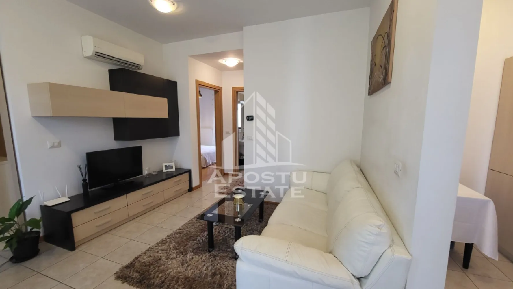 Apartament cu 3 camere,2 bai,mobilat,etaj 1,Dumbravita Kaufland - APOSTU ESTATE va propune spre vanzare un apartament deosebit cu 3 camere, situat in Dumbravita, in imediata apropiere a Kaufland, intr-o zona apreciata pentru accesibilitate, confort si dezvoltare continua.

Cu o compartimentare eficienta si spatii generoase, aceasta proprietate reprezinta alegerea ideala atat pentru o familie care isi doreste un camin modern si confortabil, cat si pentru investitorii aflati in cautarea unei proprietati cu potential excelent de inchiriere.

Apartamentul este complet mobilat si utilat, fiind pregatit pentru mutare imediata, fara investitii suplimentare.

Compartimentare este una practica si functionala:

-Living spatios si luminos.

-2 dormitoare confortabile,unul cu baie proprie si terasa.

-2 bai complet amenajate.

-bucatarie mobilata si utilata.

-2 terase generoase, perfecte pentru momente de relaxare.

-loc de parcare inclus in Cf.

Se vinde precum in poze,complet mobilat si utilat.

Imobilul se afla intr-un bloc construit in 2012, intr-o zona linistita, cu acces rapid catre centre comerciale, restaurante, scoli, gradinite si principalele puncte de interes din Dumbravita si Timisoara.

Datorita amplasarii excelente, suprafetei bine optimizate si gradului ridicat de confort, aceasta proprietate este o oportunitate excelenta atat pentru locuire proprie, cat si pentru investitie.

Va invitam cu drag la o vizionare pentru a descoperi potentialul acestei proprietati!

Va oferim consultanta si solutii financiare prin colaboratorii nostrii!