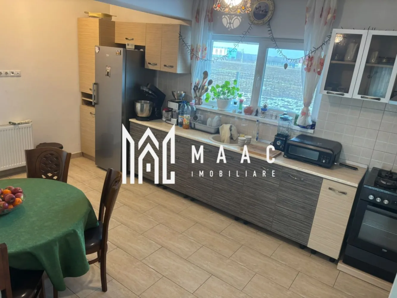 Casă individuală I 4 camere I Teren 1000mp I Grădiștea-Ilfov - MAAC Imobiliare prezintă spre vânzare o casă amplasată pe un teren generos de 1000 mp, într-un cadru natural deosebit, în Grădiștea, în apropierea lacului și a pădurii. 
Este o locuință care oferă aer curat, spațiu amplu și intimitate reală, păstrând totodată accesul rapid către nordul Bucureștiului și DN1.

Suprafață utilă: 129 mp (fără mansardă)
Suprafață construită: 183 mp
Teren: 1000 mp
An construcție: 2017
Posibilitate de mansardare: aprox. 100 mp utili suplimentari

Construcția este realizată din cărămidă și beton armat, bine întreținută, cu certificat energetic Clasa A.
Acoperiș cu streașină mare (~1 m) pentru protecție împotriva soarelui și intemperiilor.
Fațadă tratată cu rășină specială, rezistentă la umezeală și variații de temperatură.

Compartimentată din:
3 dormitoare spațioase( două dormitoare orientate spre sud),
2 băi mari,
Living generos cu acces direct către terasă,
Bucătărie cu ieșire pe terasă,
Cămară – 5,28 mp,
Dressing,
Cameră tehnică – 6,91 mp (cu acces din exterior),
Terasă acoperită, integrată în structura casei cu platforma din lemn,
Rolete exterioare pentru protecție solară și intimitate,
Poate fi folosită aproape tot anul.

Curte și teren – 1000 mp, cu:
Peste 100 mp de alei pavate,
Aproximativ 500 mp de gazon,
Pomi fructiferi,
Zonă pentru legume cu sistem de irigare,
Zonă de zmeură (~20 mp),
Magazie separată – 22 mp.

Utilități și dotări
Puț propriu forat la 45 m (a doua pânză freatică),
Cămin de puț 3 × 4 m – poate fi transformat în pivniță,
Electricitate trifazică,
Fosă septică ecologică cu drenaj,
Gaz și canalizare la poartă,
Priză exterioară pentru încărcarea mașinilor electrice,
2 locuri de parcare,
Sistem antiefracție, 8 camere de supraveghere.
Încălzirea este asigurată de o centrală pe lemne/peleți cu puffer 1000 l, boiler 200 l Viadrus și 8 calorifere COPA Innova.
Ferestre tripan antiefracție.
Parchet de 12 mm.
Aer condiționat (folosit rar datorită orientării și umbrei naturale).
Proprietatea este racordată la energie electrica, însă toate utilitățile sunt disponibile la limita proprietății.

Pentru mai multe detalii contactați MAAC Imobiliare specificând ID CP3131362.