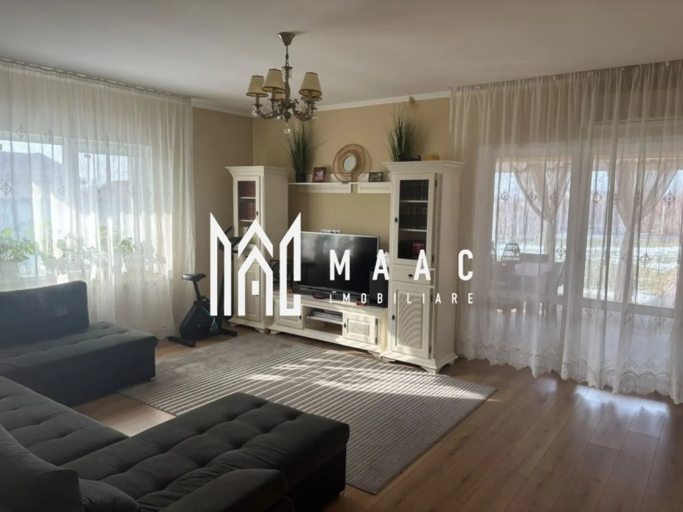 Casă individuală I 4 camere I Teren 1000mp I Grădiștea-Ilfov - MAAC Imobiliare prezintă spre vânzare o casă amplasată pe un teren generos de 1000 mp, într-un cadru natural deosebit, în Grădiștea, în apropierea lacului și a pădurii. 
Este o locuință care oferă aer curat, spațiu amplu și intimitate reală, păstrând totodată accesul rapid către nordul Bucureștiului și DN1.

Suprafață utilă: 129 mp (fără mansardă)
Suprafață construită: 183 mp
Teren: 1000 mp
An construcție: 2017
Posibilitate de mansardare: aprox. 100 mp utili suplimentari

Construcția este realizată din cărămidă și beton armat, bine întreținută, cu certificat energetic Clasa A.
Acoperiș cu streașină mare (~1 m) pentru protecție împotriva soarelui și intemperiilor.
Fațadă tratată cu rășină specială, rezistentă la umezeală și variații de temperatură.

Compartimentată din:
3 dormitoare spațioase( două dormitoare orientate spre sud),
2 băi mari,
Living generos cu acces direct către terasă,
Bucătărie cu ieșire pe terasă,
Cămară – 5,28 mp,
Dressing,
Cameră tehnică – 6,91 mp (cu acces din exterior),
Terasă acoperită, integrată în structura casei cu platforma din lemn,
Rolete exterioare pentru protecție solară și intimitate,
Poate fi folosită aproape tot anul.

Curte și teren – 1000 mp, cu:
Peste 100 mp de alei pavate,
Aproximativ 500 mp de gazon,
Pomi fructiferi,
Zonă pentru legume cu sistem de irigare,
Zonă de zmeură (~20 mp),
Magazie separată – 22 mp.

Utilități și dotări
Puț propriu forat la 45 m (a doua pânză freatică),
Cămin de puț 3 × 4 m – poate fi transformat în pivniță,
Electricitate trifazică,
Fosă septică ecologică cu drenaj,
Gaz și canalizare la poartă,
Priză exterioară pentru încărcarea mașinilor electrice,
2 locuri de parcare,
Sistem antiefracție, 8 camere de supraveghere.
Încălzirea este asigurată de o centrală pe lemne/peleți cu puffer 1000 l, boiler 200 l Viadrus și 8 calorifere COPA Innova.
Ferestre tripan antiefracție.
Parchet de 12 mm.
Aer condiționat (folosit rar datorită orientării și umbrei naturale).
Proprietatea este racordată la energie electrica, însă toate utilitățile sunt disponibile la limita proprietății.

Pentru mai multe detalii contactați MAAC Imobiliare specificând ID CP3131362.