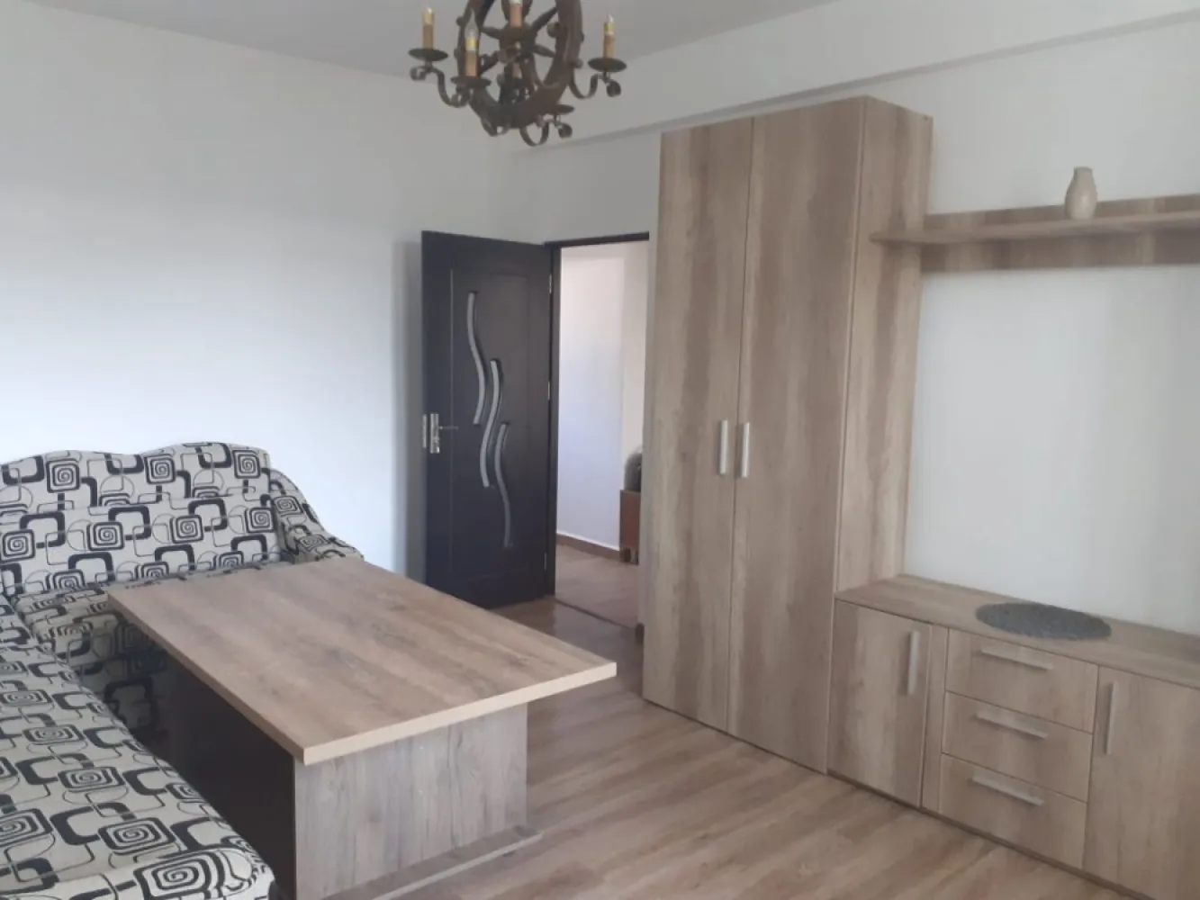 Închiriez apartament cu doua camere - Închiriez apartament cu doua camere la etajul 3 din 3 la o statie distanta de Sebastian. În apropiere aveți școală, gradinita,parculeț.Mijloace de transport în comun:tramvaie- 8, 23,32; autobuze- 117,220.Pt mai multe detalii sunați la nr afișat.