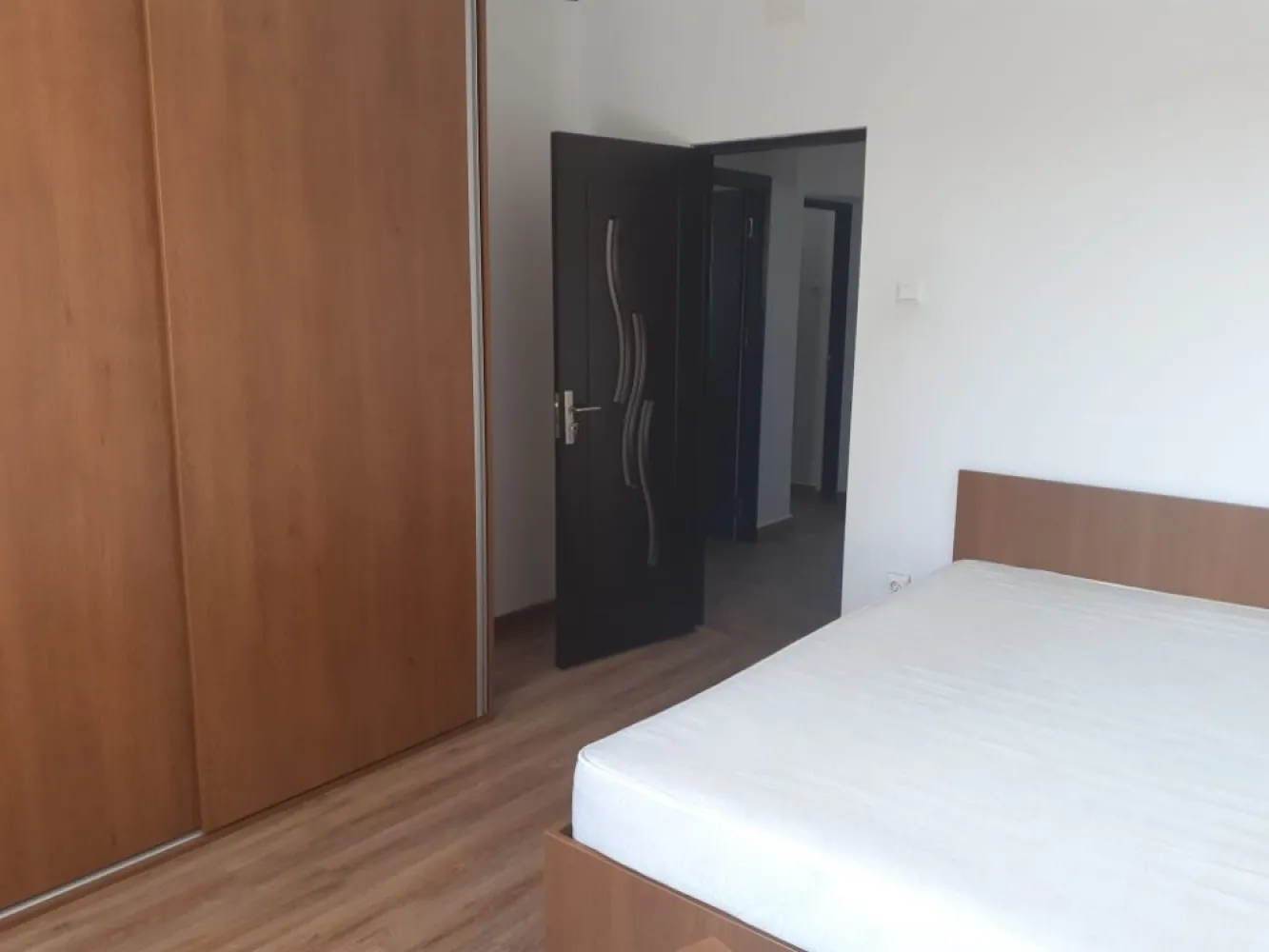 Închiriez apartament cu doua camere - Închiriez apartament cu doua camere la etajul 3 din 3 la o statie distanta de Sebastian. În apropiere aveți școală, gradinita,parculeț.Mijloace de transport în comun:tramvaie- 8, 23,32; autobuze- 117,220.Pt mai multe detalii sunați la nr afișat.