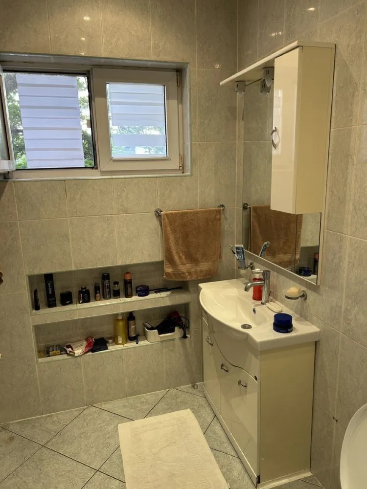 Inchiriez Garsoniera mare zona uniri - Închiriez garsonieră zona unirii,central..43mp,cu centrală,aer condiționat,A,F,M și toate electrocasnicele necesare pentru a locui într-o casă, canapeaua se poate face pat,se închiriază pe o perioadă de...3 luni..( iunie-iulie-august)...perioada veri...video la cerere,arată mai bine decât în poze.plata pe 3 luni chirie,plus 1 lună garanție,rog seriozitate, negociabil,,mulțumesc!