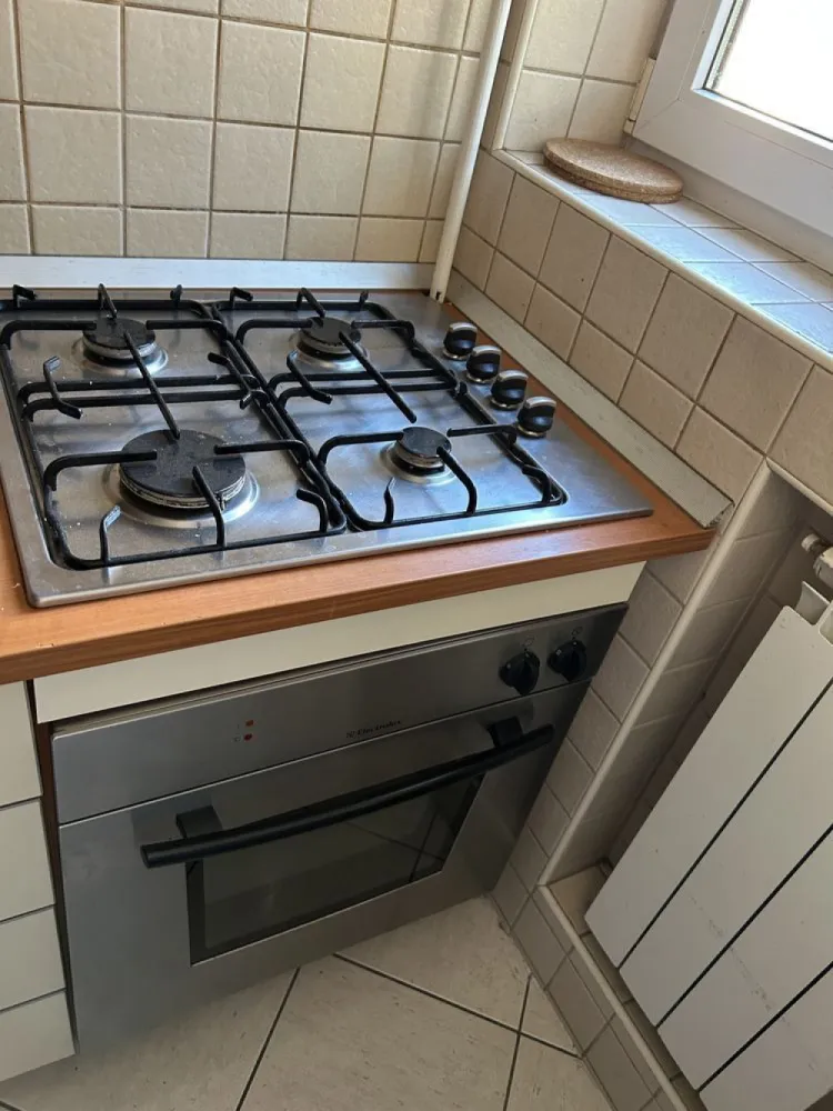 Inchiriez Garsoniera mare zona uniri - Închiriez garsonieră zona unirii,central..43mp,cu centrală,aer condiționat,A,F,M și toate electrocasnicele necesare pentru a locui într-o casă, canapeaua se poate face pat,se închiriază pe o perioadă de...3 luni..( iunie-iulie-august)...perioada veri...video la cerere,arată mai bine decât în poze.plata pe 3 luni chirie,plus 1 lună garanție,rog seriozitate, negociabil,,mulțumesc!