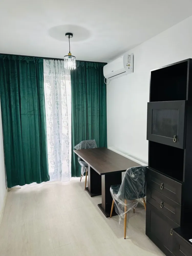 Chirie Garsonieră+Loc Parcare Metroul Nicolae Teclu - CHIRIE.GARSONIERĂ 32m utili+10 balcon,poziționat pe str.Victor Brauner 600 sute metri/7 minute de la metrou Nicolae Teclu,6 stații directe până la Unirii.
LOC DE PARCARE INCLUS.
CENTRALĂ PROPRIE.
PAT MATRIMONIAL 160-200
Mobilat si utilat.
BUCATARIE ÎNCHISĂ..............
Dispune de ;CADĂ,AER CONDITIONAT CU WIFI,MAȘINĂ SPĂLAT RUFE,CUPTOR ELECTRIC,PLITĂ GAZ.CUPTOR CU MICROUNDE,FRIGIDER..etc
INTERFON VIDEO,WIFI,TV
etaj 10 din 11
Locuri de joaca pentru copii,propriul parc.
Bloc 2023 .Complex ul Hils Brauner.

În imediata apropiere...LiDL,KAUFLAND,KFC,McDonald’s,JUMBO,IKEA,JYSK,LEROY MERLIN,DEDEMAN...etc..

Chiria 400 euro/luna + ( o luna garantie)”
Comision-0
Din 1 Iunie...
PS nu au putut fi incarcate toate imaginile,exista si dulap mare la intrare etc