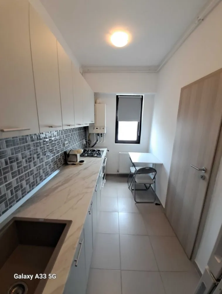 Închiriez garsoniera decomandata in bloc nou - Matei Basarab - Bloc nou, garsoniera utilata și mobilata complet - modern, totul nou, centrala proprie, aer condiționat, parchet, gresie, faianță, internet TV, orientare - soare dimineața, etaj 7/10, la parterul blocului este sala de fitness, piscina, și sauna, pentru cei din bloc se aplica o reducere de 30%, 8 min pana la metrou Muncii.