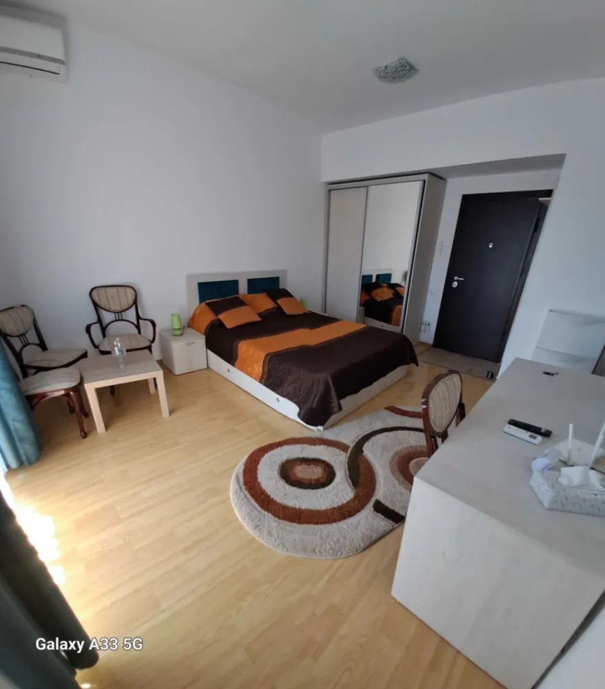 Închiriez garsoniera decomandata in bloc nou - Matei Basarab - Bloc nou, garsoniera utilata și mobilata complet - modern, totul nou, centrala proprie, aer condiționat, parchet, gresie, faianță, internet TV, orientare - soare dimineața, etaj 7/10, la parterul blocului este sala de fitness, piscina, și sauna, pentru cei din bloc se aplica o reducere de 30%, 8 min pana la metrou Muncii.