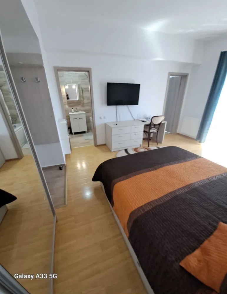 Închiriez garsoniera decomandata in bloc nou - Matei Basarab - Bloc nou, garsoniera utilata și mobilata complet - modern, totul nou, centrala proprie, aer condiționat, parchet, gresie, faianță, internet TV, orientare - soare dimineața, etaj 7/10, la parterul blocului este sala de fitness, piscina, și sauna, pentru cei din bloc se aplica o reducere de 30%, 8 min pana la metrou Muncii.