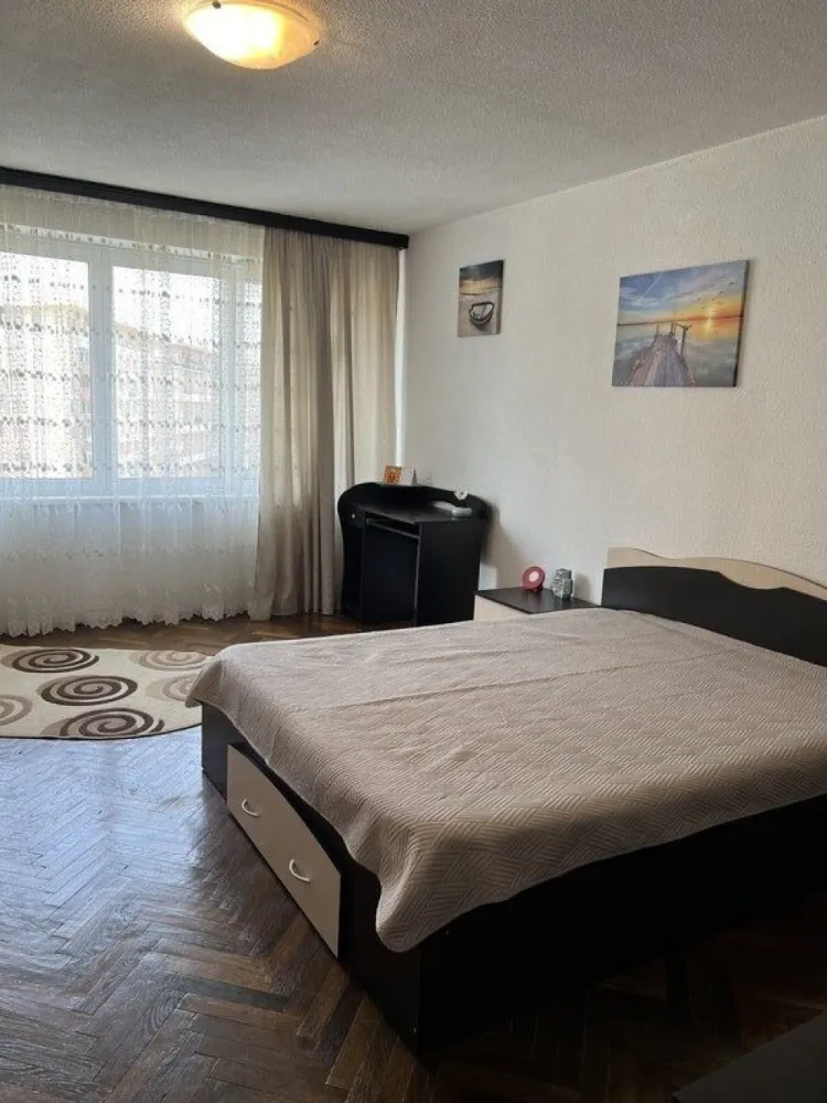 Cismigiu, Sala Palatului - Inchiriez garsoniera Sala Palatului, 
Str Ion Campineanu, bloc turn, etaj 5, la cateva minute de Parcul Cismigiu
Bloc reabilitat termic recent, geamuri de termopan, pat dublu, parchet, gresie, faianta, vedere spre Sala Palatului, apometre si repartitoare, aer conditionat, frigider, plita electrica, cuptor cu microunde, masina de spalat.