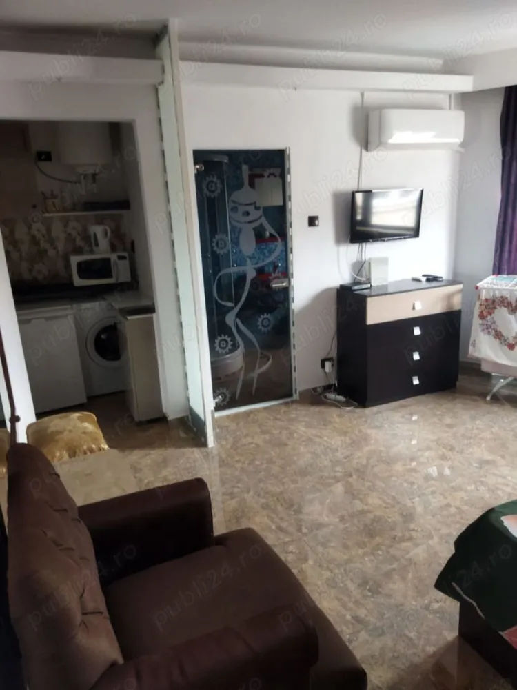 BRASADAS închiriază Garsonieră, Centrul Vechi. - Agenția imobiliara BRASADAS închiriază garsoniera situată în Centrul Istoric al Bucureștiului, în imediata apropiere a Muzeului Național de Istorie și a Mănăstirii Stavropoleos.
Condiţiile apartamentului sunt cele din pozele ataşate - se predă aşa cum îl vedeţi. Situat excelent în ceea ce priveşte accesul imediat şi facil la metrou, autobuz, trolleybus, Universitate, Calea Victoriei, Zona de Nord a Bucureştiului etc.