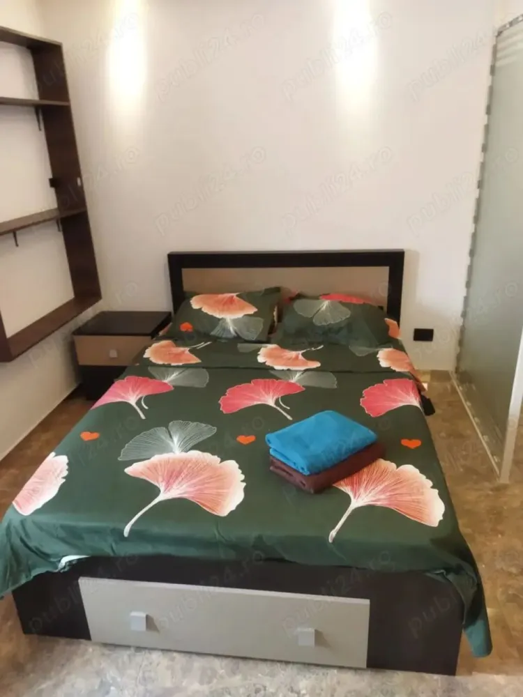 BRASADAS închiriază Garsonieră, Centrul Vechi. - Agenția imobiliara BRASADAS închiriază garsoniera situată în Centrul Istoric al Bucureștiului, în imediata apropiere a Muzeului Național de Istorie și a Mănăstirii Stavropoleos.
Condiţiile apartamentului sunt cele din pozele ataşate - se predă aşa cum îl vedeţi. Situat excelent în ceea ce priveşte accesul imediat şi facil la metrou, autobuz, trolleybus, Universitate, Calea Victoriei, Zona de Nord a Bucureştiului etc.