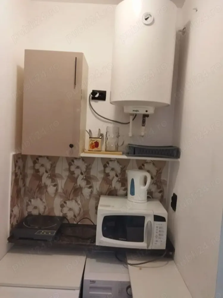 BRASADAS închiriază Garsonieră, Centrul Vechi. - Agenția imobiliara BRASADAS închiriază garsoniera situată în Centrul Istoric al Bucureștiului, în imediata apropiere a Muzeului Național de Istorie și a Mănăstirii Stavropoleos.
Condiţiile apartamentului sunt cele din pozele ataşate - se predă aşa cum îl vedeţi. Situat excelent în ceea ce priveşte accesul imediat şi facil la metrou, autobuz, trolleybus, Universitate, Calea Victoriei, Zona de Nord a Bucureştiului etc.
