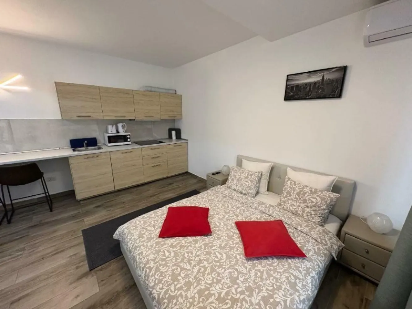 BRASADAS închiriază garsoniera in zona Unirii 2018 balcon. - Agenția imobiliara BRASADAS închiriază garsoniera intr-un imobil nou in apropierea pietei Unirii.
Pretul inchirierii este de 399 Euro + 150 Euro utilitati (apa, curent, gaze, internet)si cheltuieli de administrare. 
Apartamentul este luminos, mobilat complet, cu o bucatarie deschisa si un balcon larg. Imobilul are si o terasa comuna, foarte frumoasa, cu o priveliste uimitoare asupra Bucurestiului.
Apartamentul este pregatit pentru inchiriere imediata. 
Va asteptam cu drag la vizionare!