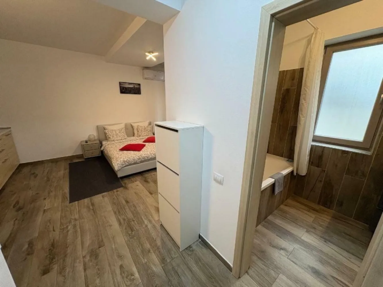 BRASADAS închiriază garsoniera in zona Unirii 2018 balcon. - Agenția imobiliara BRASADAS închiriază garsoniera intr-un imobil nou in apropierea pietei Unirii.
Pretul inchirierii este de 399 Euro + 150 Euro utilitati (apa, curent, gaze, internet)si cheltuieli de administrare. 
Apartamentul este luminos, mobilat complet, cu o bucatarie deschisa si un balcon larg. Imobilul are si o terasa comuna, foarte frumoasa, cu o priveliste uimitoare asupra Bucurestiului.
Apartamentul este pregatit pentru inchiriere imediata. 
Va asteptam cu drag la vizionare!