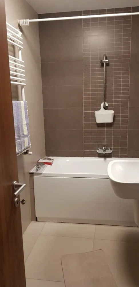 BRASADAS închiriază garsoniera etaj 1 Sp Independenței. - Agenția imobiliara BRASADAS închiriază garsoniera in Bucuresti, str. Splaiul Independentei, bl. 20TH RESIDENCE, supraf.42mp,an construcție 2016,vedere spre sud,et 1.Ofera confort sporit,amplasata într-o zona excelenta conectata la mijloace de transport (metrou Petrache Poenaru :5 min)și alte facilități .
Disponibilitate imediata.