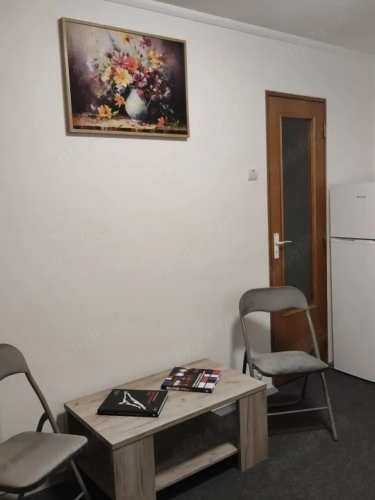 Garsonieră Moise Nicoară București - Garsonieră centrală, în bloc reabilitat, costuri reduse la întreținere, călduroasă, cochetă, zugrăvită, cu vedere spate, mobilier nou (aragaz, frigider, canapea extensibilă etc.)!
Este la 3 stații de Piața Unirii cu 104, 14 min. pe jos până-n Centrul Vechi.
Locație premium! În zonă - magazine, restaurante, autobuz 104, iar la Unirii metrou, autobuze.
Ideală
-Închiriere 370 euro pentru bărbat singur, nefumător, fără animale companie.
-Vânzare 49.600 euro