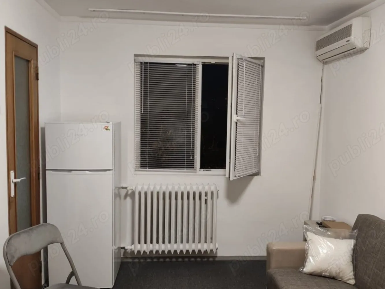 Garsonieră Moise Nicoară București - Garsonieră centrală, în bloc reabilitat, costuri reduse la întreținere, călduroasă, cochetă, zugrăvită, cu vedere spate, mobilier nou (aragaz, frigider, canapea extensibilă etc.)!
Este la 3 stații de Piața Unirii cu 104, 14 min. pe jos până-n Centrul Vechi.
Locație premium! În zonă - magazine, restaurante, autobuz 104, iar la Unirii metrou, autobuze.
Ideală
-Închiriere 370 euro pentru bărbat singur, nefumător, fără animale companie.
-Vânzare 49.600 euro