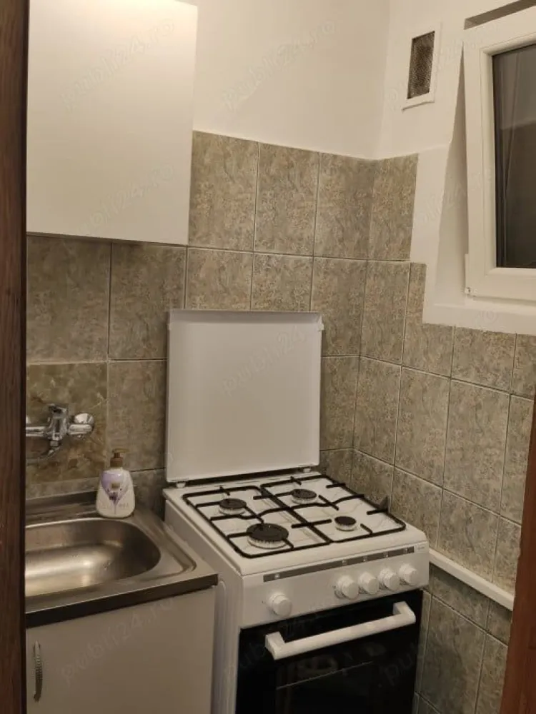 Garsonieră Moise Nicoară București - Garsonieră centrală, în bloc reabilitat, costuri reduse la întreținere, călduroasă, cochetă, zugrăvită, cu vedere spate, mobilier nou (aragaz, frigider, canapea extensibilă etc.)!
Este la 3 stații de Piața Unirii cu 104, 14 min. pe jos până-n Centrul Vechi.
Locație premium! În zonă - magazine, restaurante, autobuz 104, iar la Unirii metrou, autobuze.
Ideală
-Închiriere 370 euro pentru bărbat singur, nefumător, fără animale companie.
-Vânzare 49.600 euro