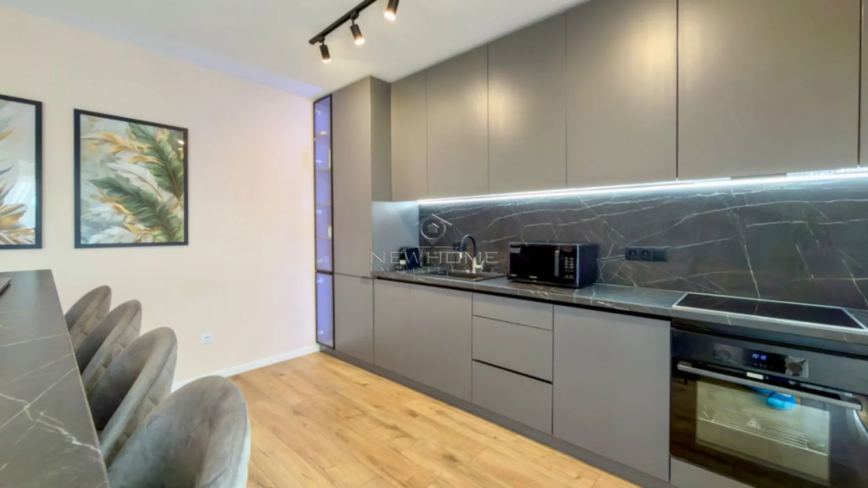Apartament cu 2 camere, Parcare, West City Tower - NewHOME Imobiliare ofera spre închiriere un apartament modern cu 2 camere, situat în cartierul Manastur in complexul rezidențial West City Tower, amplasat la etajul 14 din 25, cu o priveliște deosebită.
Apartamentul beneficiază de finisaje premium și dotări moderne, oferind un confort ridicat pentru viitorii chiriași.

Compartiment astfel: Living cu bucătărie open-space, dormitor spațios, baie modernă, hol și balcon.
Apartamentul este dotat cu aer condiționat, încălzirea în pardoseală, și toate electrocasnicele necesare.
Dispune de loc de parcare în garajul subteran, inclus in pret.

Disponibil imediat. Nu se acceptă animale de companie.
Pentru mai multe informații sau pentru programarea unei vizionări, nu ezitați să ne contactați.