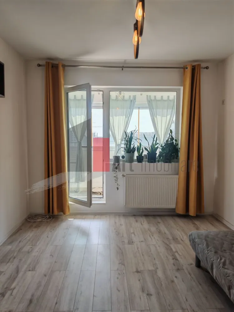 Apartament cu 2 camere de vanzare -Pacii-cu centrala-semimobilat si utilat - Va propunem, un apartament cu doua camera de vanzare, decomandat, situat in zona Pacii, Preciziei, in complexul Envogue Residence (se intra din bulevardul Iuliu Maniu pe Drumul Rotii-ca punct de reper) , sector 6, cu centrala termica, semimobilat si utilat, cu aer conditionat, cu o suprafata de 55 mp, intr-un bloc construit in anul 2020, cu bucatarie utilata si inchisa (cu Frigider-Samsung, masina de spalat-Samsung, cuptor electric +plita pe gaz-Fornelli), cu balcon mare inchis (canapeaua din balcon nu mai este), la o distanta de 20 minute de metrou Preciziei. Se poate vinde semimobilat sau nu. Orientare pe Sud, avem soare intre 9-14. Actele sunt la zi, gata de mutare! In zona (in incinta blocului) gasim locuri de joaca pentru copii, parc, la cateva minute mai gasim, supermarketuri Aushan, Penny, Mega Image, Froo, statie de autobuz aproape de bloc!