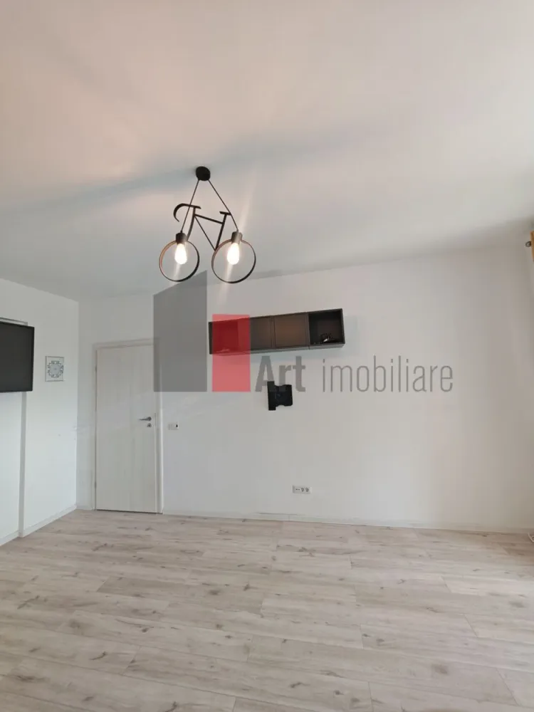 Apartament cu 2 camere de vanzare -Pacii-cu centrala-semimobilat si utilat - Va propunem, un apartament cu doua camera de vanzare, decomandat, situat in zona Pacii, Preciziei, in complexul Envogue Residence (se intra din bulevardul Iuliu Maniu pe Drumul Rotii-ca punct de reper) , sector 6, cu centrala termica, semimobilat si utilat, cu aer conditionat, cu o suprafata de 55 mp, intr-un bloc construit in anul 2020, cu bucatarie utilata si inchisa (cu Frigider-Samsung, masina de spalat-Samsung, cuptor electric +plita pe gaz-Fornelli), cu balcon mare inchis (canapeaua din balcon nu mai este), la o distanta de 20 minute de metrou Preciziei. Se poate vinde semimobilat sau nu. Orientare pe Sud, avem soare intre 9-14. Actele sunt la zi, gata de mutare! In zona (in incinta blocului) gasim locuri de joaca pentru copii, parc, la cateva minute mai gasim, supermarketuri Aushan, Penny, Mega Image, Froo, statie de autobuz aproape de bloc!