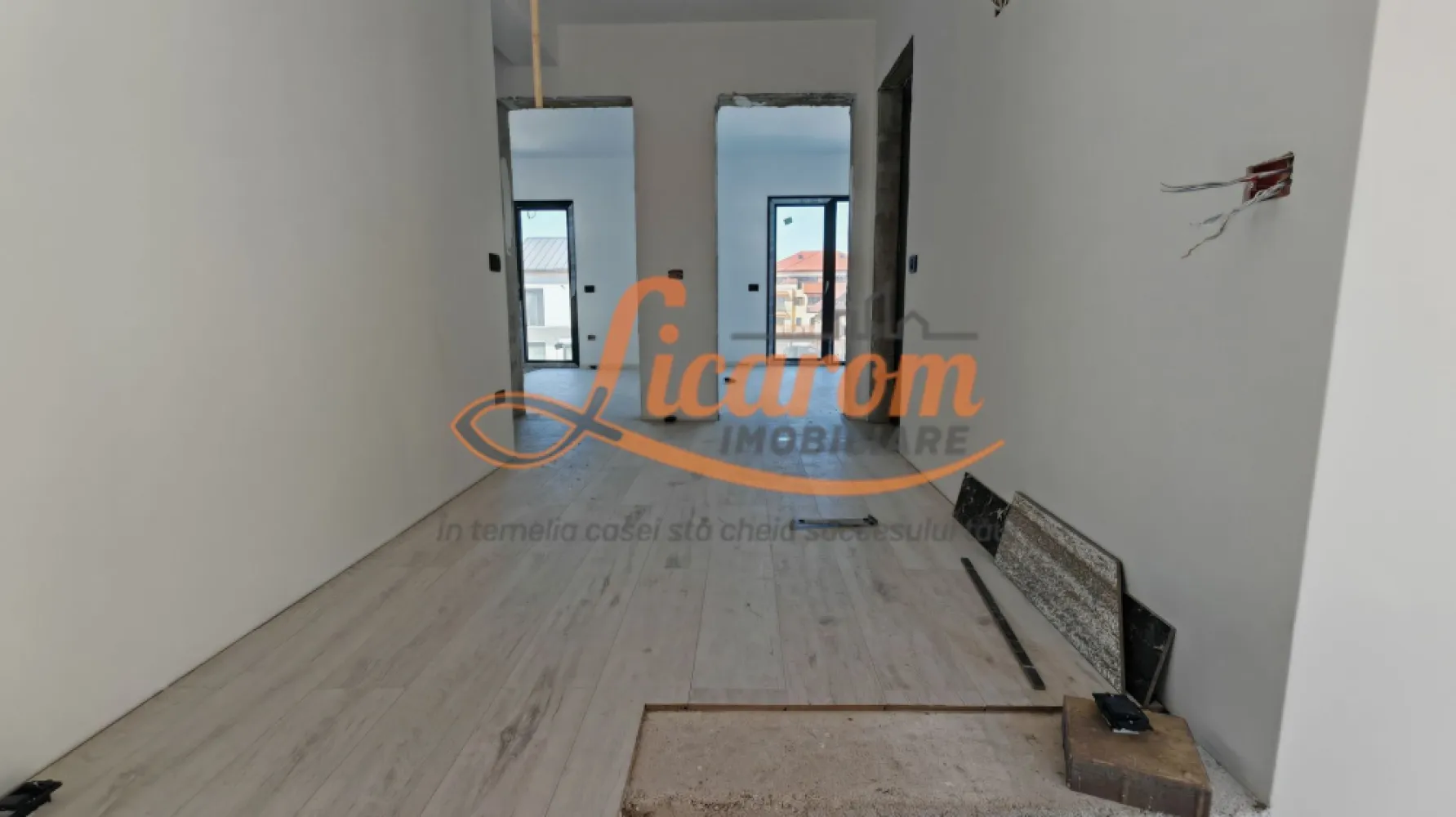 Vila individuala Cristian P+E, 4 camere,"La cheie" teren 511 mp. - Licarom Imobiliare propune spre vanzare o vila individiuala situata in Cristian zona noua de vile,construita in anul 2025-2026.
Constructia este realizata din materiale foarte bune din caramida Porotherm si tamplarie "Salamander" si geam termopan cu 3 foi de sticla .
Imobilul este dispus pe Parter,Etaj si pod, avand urmatoarea compozitie:
La parter se gaseste hol, living mare cu iesire in curtea din spate,baie de serviciu,si bucatarie care se poate inchide separat de living.
La etaj se gaseste un dormitor matrimonial cu baie,proprie,si alte 2 dormitoare care sunt deservite de o baie pe hol.Fiecare dormitor are balcon propriu.
Casa este dotata cu Centrala termica proprie pe gaz,incalzirea fiind realizata prin pardoseala atat la parter,cat si la etaj.
Cladirea este foarte luminoasa,avand multe geamuri mari care permit patrunderea luminii si a soarelui pe toate partile casei.
In curte mai exista o incapere cu destinatia de camera tehnicalipita de casa.
Amenajarile interioare sunt in curs de realizare.
Casa se preda "La cheie" cu finisaje de nivel TOP iar curtea va fi amenajata cu alei si cu gazon.
Pretul proprietatii este de 265000 euro.
Pentru mai multe informatii si vizionari,nu ezitati sa ne contactati la telefon :0741059397 Consultant imobiliar Calin,si 0723985424 Consultant imobiliar Liliana