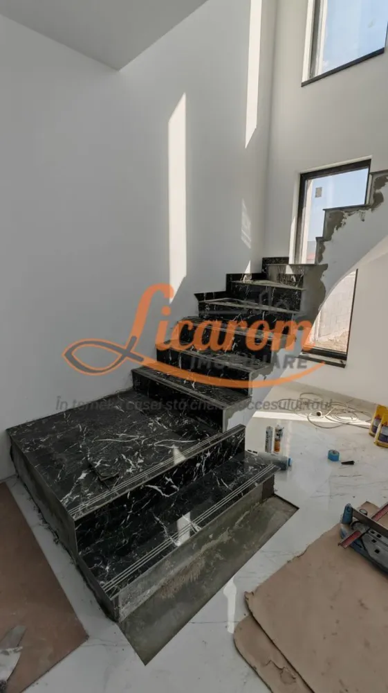 Vila individuala Cristian P+E, 4 camere,"La cheie" teren 511 mp. - Licarom Imobiliare propune spre vanzare o vila individiuala situata in Cristian zona noua de vile,construita in anul 2025-2026.
Constructia este realizata din materiale foarte bune din caramida Porotherm si tamplarie "Salamander" si geam termopan cu 3 foi de sticla .
Imobilul este dispus pe Parter,Etaj si pod, avand urmatoarea compozitie:
La parter se gaseste hol, living mare cu iesire in curtea din spate,baie de serviciu,si bucatarie care se poate inchide separat de living.
La etaj se gaseste un dormitor matrimonial cu baie,proprie,si alte 2 dormitoare care sunt deservite de o baie pe hol.Fiecare dormitor are balcon propriu.
Casa este dotata cu Centrala termica proprie pe gaz,incalzirea fiind realizata prin pardoseala atat la parter,cat si la etaj.
Cladirea este foarte luminoasa,avand multe geamuri mari care permit patrunderea luminii si a soarelui pe toate partile casei.
In curte mai exista o incapere cu destinatia de camera tehnicalipita de casa.
Amenajarile interioare sunt in curs de realizare.
Casa se preda "La cheie" cu finisaje de nivel TOP iar curtea va fi amenajata cu alei si cu gazon.
Pretul proprietatii este de 265000 euro.
Pentru mai multe informatii si vizionari,nu ezitati sa ne contactati la telefon :0741059397 Consultant imobiliar Calin,si 0723985424 Consultant imobiliar Liliana