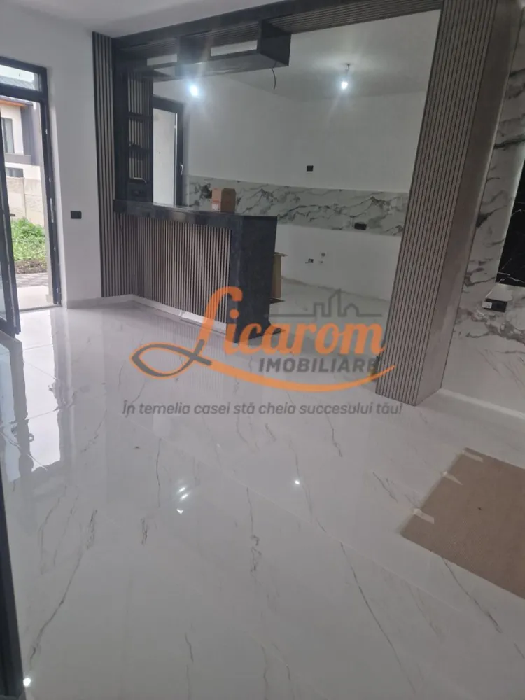 Vila individuala Cristian P+E, 4 camere,"La cheie" teren 511 mp. - Licarom Imobiliare propune spre vanzare o vila individiuala situata in Cristian zona noua de vile,construita in anul 2025-2026.
Constructia este realizata din materiale foarte bune din caramida Porotherm si tamplarie "Salamander" si geam termopan cu 3 foi de sticla .
Imobilul este dispus pe Parter,Etaj si pod, avand urmatoarea compozitie:
La parter se gaseste hol, living mare cu iesire in curtea din spate,baie de serviciu,si bucatarie care se poate inchide separat de living.
La etaj se gaseste un dormitor matrimonial cu baie,proprie,si alte 2 dormitoare care sunt deservite de o baie pe hol.Fiecare dormitor are balcon propriu.
Casa este dotata cu Centrala termica proprie pe gaz,incalzirea fiind realizata prin pardoseala atat la parter,cat si la etaj.
Cladirea este foarte luminoasa,avand multe geamuri mari care permit patrunderea luminii si a soarelui pe toate partile casei.
In curte mai exista o incapere cu destinatia de camera tehnicalipita de casa.
Amenajarile interioare sunt in curs de realizare.
Casa se preda "La cheie" cu finisaje de nivel TOP iar curtea va fi amenajata cu alei si cu gazon.
Pretul proprietatii este de 265000 euro.
Pentru mai multe informatii si vizionari,nu ezitati sa ne contactati la telefon :0741059397 Consultant imobiliar Calin,si 0723985424 Consultant imobiliar Liliana