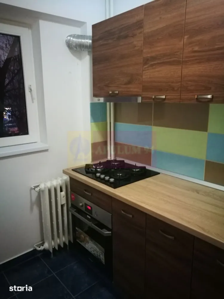 Garsonieră Mobilată Utilată-Zona Vitan – Dristor - Agentia Imobiliara Apulum 94,

Vă propune spre vânzare o garsonieră semidecomandată, mobilată și utilată complet, situată în zona Vitan.
 Fiind poziționată într-o zonă extrem de bine conectată din punct de vedere al transportului public și aproape de facilități comerciale, proprietatea este gata pentru mutare imediată sau ideală pentru investiție (închiriere rapidă)
.
Conectivitate și Transport 

(Locație Excelentă)Stație STB la doar 2 minute de mers pe jos: Acces rapid la liniile de autobuz 123 și 135 (legături directe către puncte cheie ale orașului).Metrou Dristor la doar 10 minute de mers pe jos: Nod major de metrou care asigură accesul facil pe magistralele principale.

Vecinătăți șipuncte de Interes

Cumpărături: Centrul Comercial Auchan Vitan ( 2-3 min)

Recreere & Sport: Stadionul Olimpia (în imediata vecinătate

)Educație: Școala Gimnazială nr. 87

Detalii Tehnice & Compartimentare
Tip compartimentare: Semidecomandată Suprafață totală: 31 mp Etaj: 1 dintr-un regim de înălțime de 10 etaje (ideal pentru acces facil și independență totală față de lift)
An construcție bloc: 1979 (imobil de tip bloc de garsoniere, structură solidă)

Mobilier și Dotări (Se vinde exact cum se prezintă)

Garsoniera a fost configurată inteligent pentru a oferi confort maxim și soluții de depozitare
:Zona de zi: Canapea confortabilă, mobilier pentru living și televizor (TV)
.Hol:Dressing spațios, ideal pentru depozitare voluminoasă.
Climatizare: Aparat de aer condiționat Gree (12000 BTU), perfect pentru confortul termic în sezonul cald
.Bucătărie Complet Utilată Spațiul este gata pentru gătit și dotat cu electrocasnice complet funcționale :Plită și cuptor Hotă Frigider
Utilități Generale Curent electric, apă, canalizare, gaz, CATV (cablu TV și internet de mare viteză). 
Sistem de încălzire: Termoficare municipală, prin calorifere.

Concluzie: Această proprietate îmbină avantajele unui etaj inferior (Etajul 1) cu o conectivitate impecabilă (STB la 2 min, Metrou la 10 min) și dotări complete la cheie. Te scutește de orice investiție inițială în amenajare!