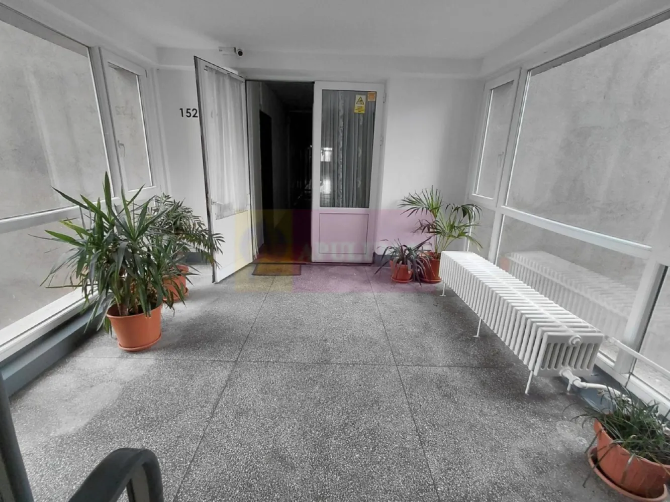 Titan, BebeTei, Lidl - Va oferim spre vanzare un apartament de 2 camere in Titan, langa metrou si parcul IOR, in apropiere de Piata Minis, Lidl, Mega Image, la etajul 5/10, curat si bine intretinut, cu balcon spatios si luminos. Scara dispune de 3 lifturi moderne.
Blocul este anvelopat termic, scara blocului este curata impecabila cu lumina naturala. 
Apartamentul are contorizare separata: gaze, apa, curent electric. Incalzirea este de la RADET.
Dispune de urmatoarele finisaje in buna stare: gresie, faianta, parchet laminat, termopan, balconul inchis in termopan, usa metalica.
Blocul nu are Risc Seismic.
Orientare cardinala VEST.
Pentru detalii suplimentare si vizionari contactati agentul Dona Camelia 0733683461