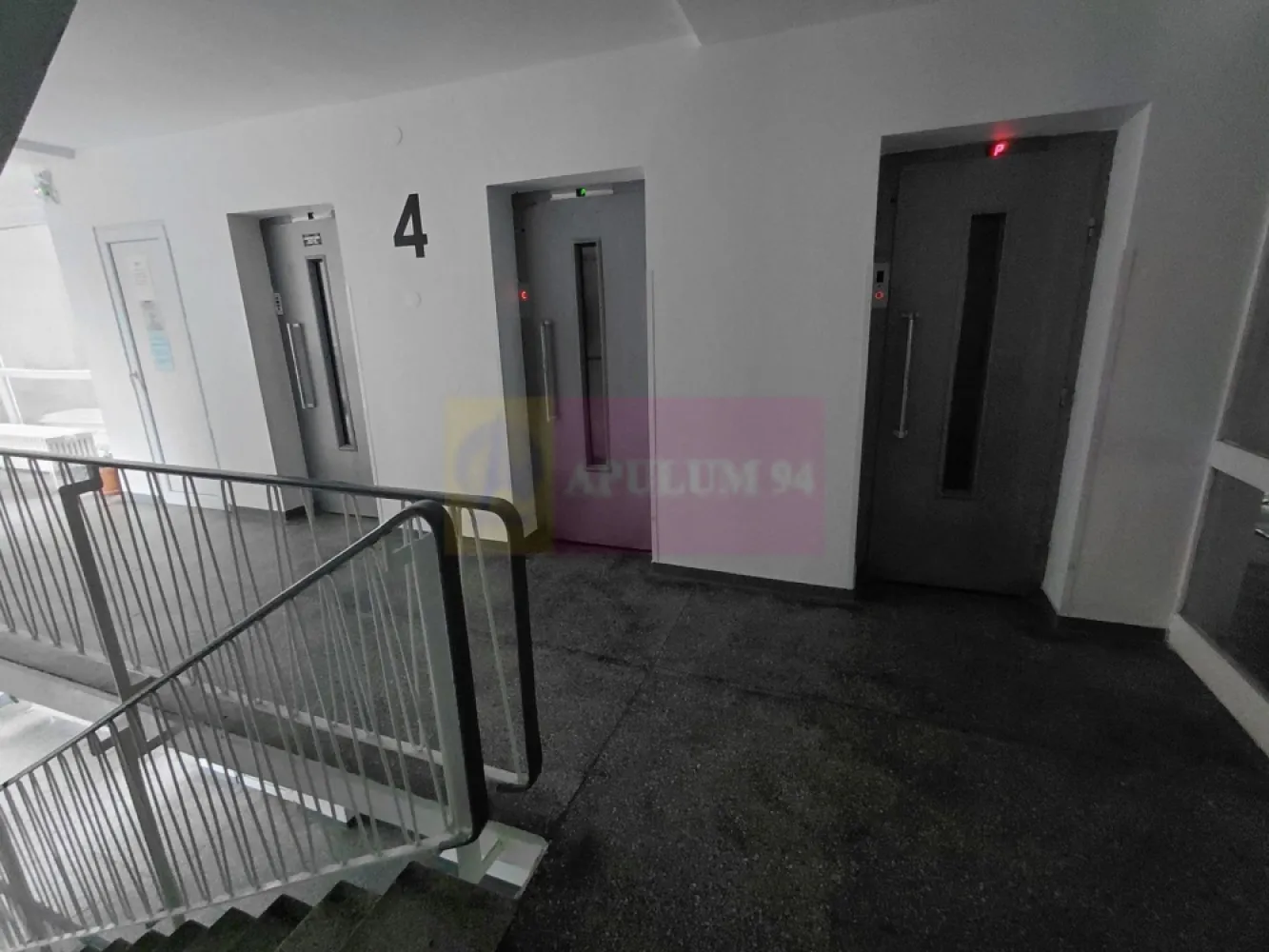 Titan, BebeTei, Lidl - Va oferim spre vanzare un apartament de 2 camere in Titan, langa metrou si parcul IOR, in apropiere de Piata Minis, Lidl, Mega Image, la etajul 5/10, curat si bine intretinut, cu balcon spatios si luminos. Scara dispune de 3 lifturi moderne.
Blocul este anvelopat termic, scara blocului este curata impecabila cu lumina naturala. 
Apartamentul are contorizare separata: gaze, apa, curent electric. Incalzirea este de la RADET.
Dispune de urmatoarele finisaje in buna stare: gresie, faianta, parchet laminat, termopan, balconul inchis in termopan, usa metalica.
Blocul nu are Risc Seismic.
Orientare cardinala VEST.
Pentru detalii suplimentare si vizionari contactati agentul Dona Camelia 0733683461