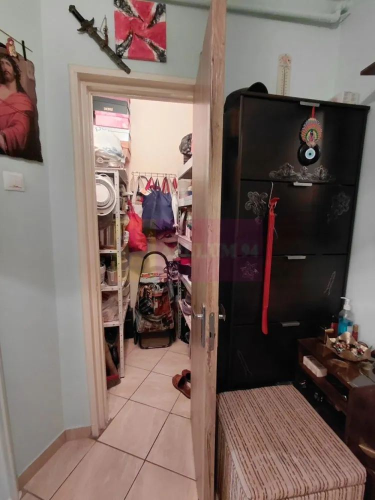 Titan, BebeTei, Lidl - Va oferim spre vanzare un apartament de 2 camere in Titan, langa metrou si parcul IOR, in apropiere de Piata Minis, Lidl, Mega Image, la etajul 5/10, curat si bine intretinut, cu balcon spatios si luminos. Scara dispune de 3 lifturi moderne.
Blocul este anvelopat termic, scara blocului este curata impecabila cu lumina naturala. 
Apartamentul are contorizare separata: gaze, apa, curent electric. Incalzirea este de la RADET.
Dispune de urmatoarele finisaje in buna stare: gresie, faianta, parchet laminat, termopan, balconul inchis in termopan, usa metalica.
Blocul nu are Risc Seismic.
Orientare cardinala VEST.
Pentru detalii suplimentare si vizionari contactati agentul Dona Camelia 0733683461