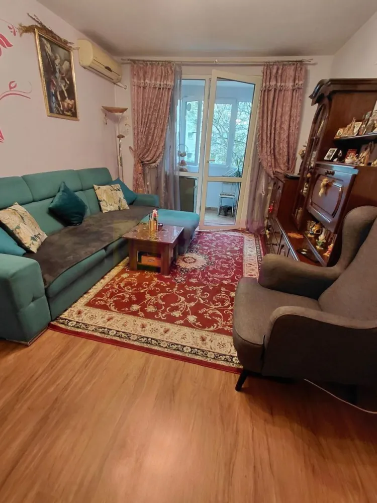 Titan, BebeTei, Lidl - Va oferim spre vanzare un apartament de 2 camere in Titan, langa metrou si parcul IOR, in apropiere de Piata Minis, Lidl, Mega Image, la etajul 5/10, curat si bine intretinut, cu balcon spatios si luminos. Scara dispune de 3 lifturi moderne.
Blocul este anvelopat termic, scara blocului este curata impecabila cu lumina naturala. 
Apartamentul are contorizare separata: gaze, apa, curent electric. Incalzirea este de la RADET.
Dispune de urmatoarele finisaje in buna stare: gresie, faianta, parchet laminat, termopan, balconul inchis in termopan, usa metalica.
Blocul nu are Risc Seismic.
Orientare cardinala VEST.
Pentru detalii suplimentare si vizionari contactati agentul Dona Camelia 0733683461