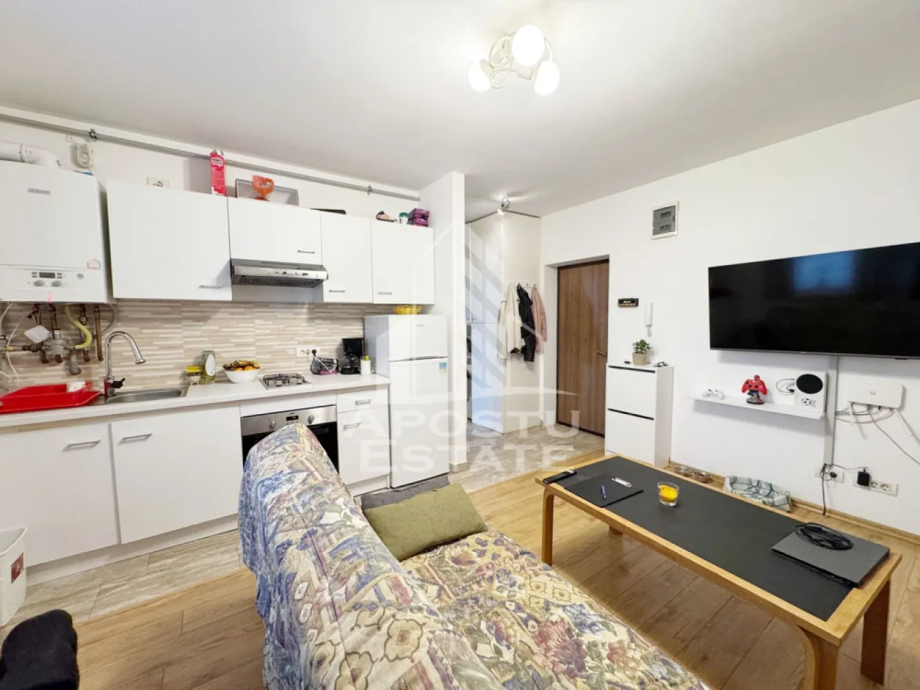 Apartament 2 camere de vanzare, 35mp utili -Giroc, zona ESO - Agentia imobiliara APOSTU ESTATE va propune spre vanzare un apartament cu 2 camere cu living open-space + bucatarie, situat in zona benzinariei ESO Giroc, judetul Timis .
Drumul de acces spre imobil este asfaltat. In apropiere se afla magazine si supermarket-uri precum Lidl, Profi, Mega Image, Penny, Scoala, Gradinita la o distanta de 5 minute, acces facil la mijloace de transport in comun.

Apartamentul se vinde complet mobilat si utilat, precum se observa in imagini.
Imobilul dispune de o suprafata de 35 mp utili si este situat la Parter.

Compartimentare:
- living si bucatarie .
- hol .
- dormitor.
- baie cu geam si cada.

Detalii tehnice:
- constructie realizata in anul 2017 din caramida Porotherm de 25 cm.
- exterior izolat cu polistiren de 10 cm .
- pereti despartitori complet din caramida (fara rigips) tencuiti mecanizat finisati cu glet si vopsea lavabila.
- geamuri termopan cu izolare fonica si termica superioara, foarte mari si luminoase .
- centrala proprie pe gaz, sistem eficient de incalzire prin pardoseala.
- usa acces securizata, usi interioare MDF .
- electrocasnice in stare perfecta de functionare. (frigider, masina de spalat rufe, aragaz, cuptor, hota).
- 1 loc de parcare in CF .
Utilitati complete: curent, apa de la retea, canalizare, gaz.

Pret: 78.000 Euro
Pentru mai multe detalii nu ezitati sa ne contactati!

Acceptam orice fel de credit bancar. Oferim consultanta si solutii financiare prin colaboratorii nostri pentru a obtine cel mai avantajos credit Ipotecar sau Noua Casa.

Va asteptam cu drag la o vizionare chiar astazi!
CP 2981882