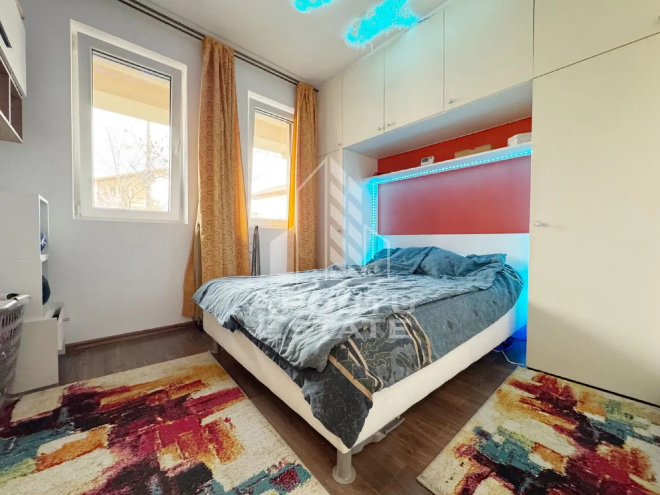 Apartament 2 camere de vanzare, 35mp utili -Giroc, zona ESO - Agentia imobiliara APOSTU ESTATE va propune spre vanzare un apartament cu 2 camere cu living open-space + bucatarie, situat in zona benzinariei ESO Giroc, judetul Timis .
Drumul de acces spre imobil este asfaltat. In apropiere se afla magazine si supermarket-uri precum Lidl, Profi, Mega Image, Penny, Scoala, Gradinita la o distanta de 5 minute, acces facil la mijloace de transport in comun.

Apartamentul se vinde complet mobilat si utilat, precum se observa in imagini.
Imobilul dispune de o suprafata de 35 mp utili si este situat la Parter.

Compartimentare:
- living si bucatarie .
- hol .
- dormitor.
- baie cu geam si cada.

Detalii tehnice:
- constructie realizata in anul 2017 din caramida Porotherm de 25 cm.
- exterior izolat cu polistiren de 10 cm .
- pereti despartitori complet din caramida (fara rigips) tencuiti mecanizat finisati cu glet si vopsea lavabila.
- geamuri termopan cu izolare fonica si termica superioara, foarte mari si luminoase .
- centrala proprie pe gaz, sistem eficient de incalzire prin pardoseala.
- usa acces securizata, usi interioare MDF .
- electrocasnice in stare perfecta de functionare. (frigider, masina de spalat rufe, aragaz, cuptor, hota).
- 1 loc de parcare in CF .
Utilitati complete: curent, apa de la retea, canalizare, gaz.

Pret: 78.000 Euro
Pentru mai multe detalii nu ezitati sa ne contactati!

Acceptam orice fel de credit bancar. Oferim consultanta si solutii financiare prin colaboratorii nostri pentru a obtine cel mai avantajos credit Ipotecar sau Noua Casa.

Va asteptam cu drag la o vizionare chiar astazi!
CP 2981882