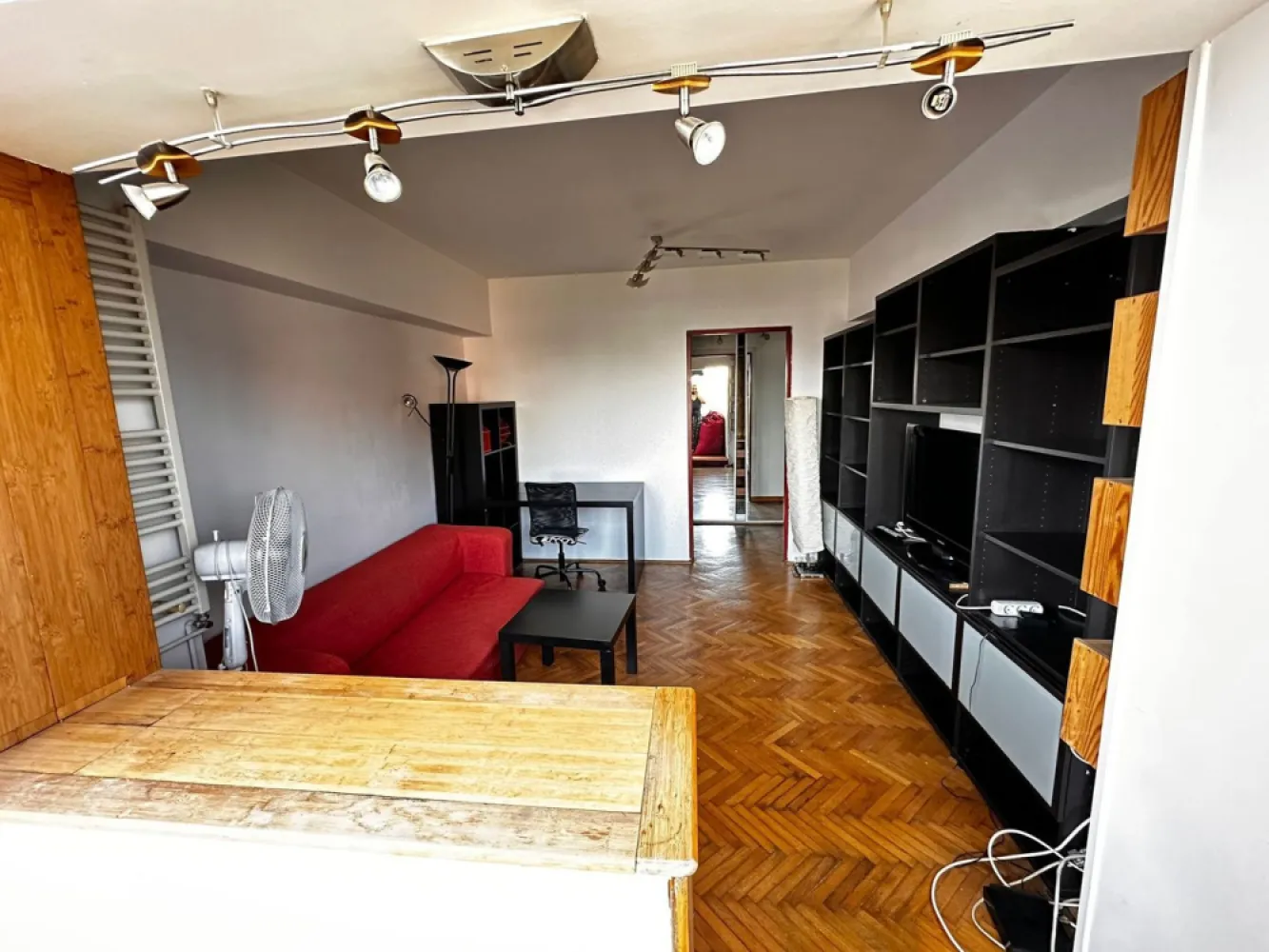 Banu Manta Titulescu apartament 2 camere mobilat de inchiriat - K Imobiliare propune spre inchiriere in zona Banu Manta Titulescu bloc reabilitat apartament 2 camere decomandat mobiliate si utilate.