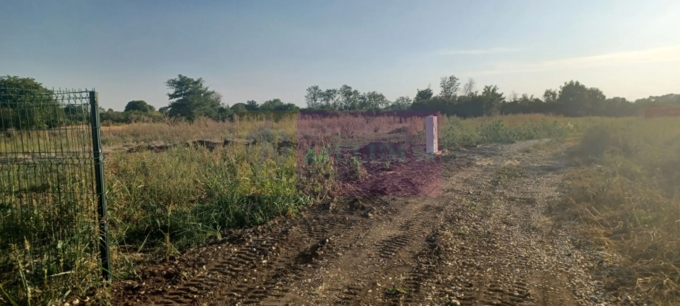 Săbăreni, lot de casă 500 mp, curent lângă teren - Săbăreni, teren intravilan construibil cu suprafata de 500 mp, cu 18 m front stradal. Zona rezidentială, locuințe parter sau p+1E, cu posibilitate racordare la rețeaua de curent electric - lângă teren. Preț lot 500 mp + cotă de drum = 18.500 EUR. Nu se plătește comision sau TVA
