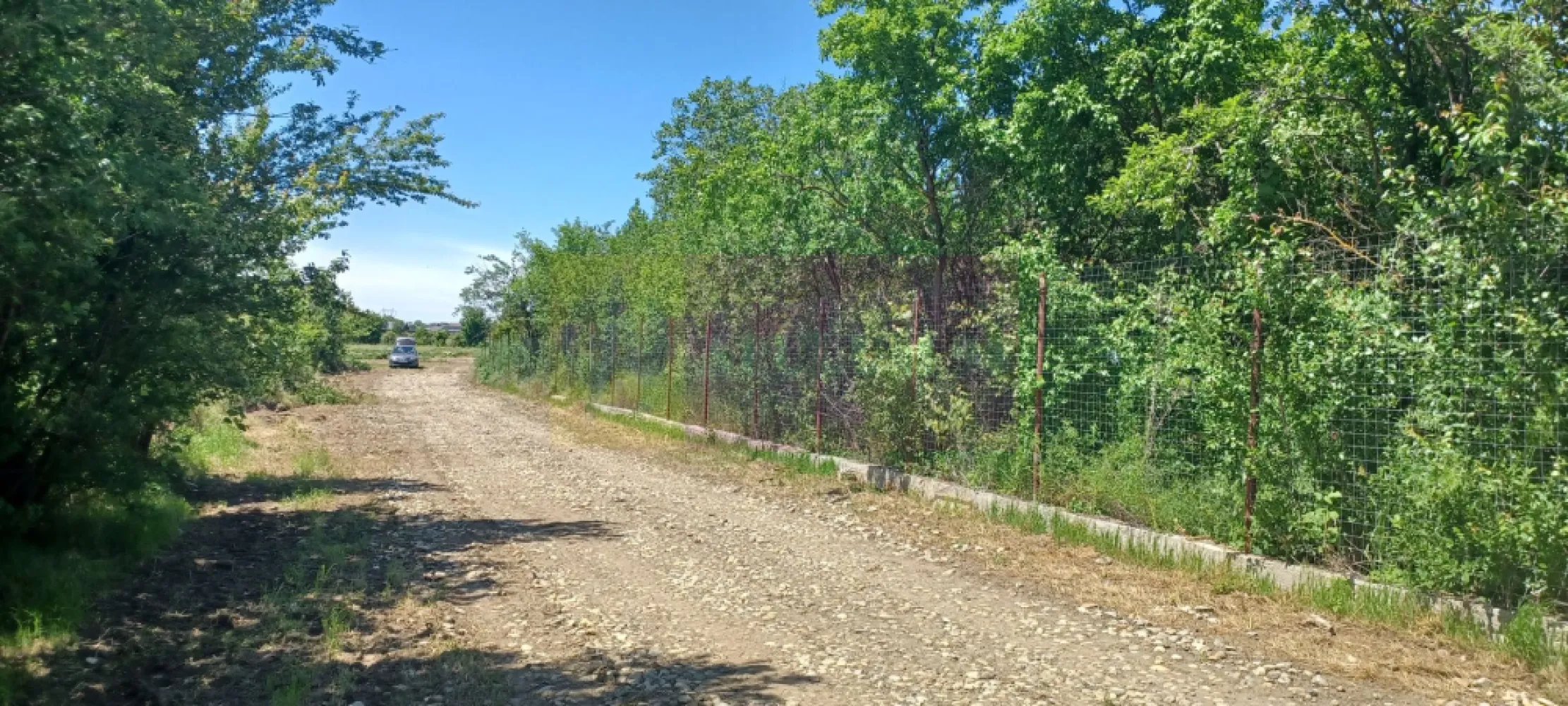 Săbăreni, lot de casă 500 mp, curent lângă teren - Săbăreni, teren intravilan construibil cu suprafata de 500 mp, cu 18 m front stradal. Zona rezidentială, locuințe parter sau p+1E, cu posibilitate racordare la rețeaua de curent electric - lângă teren. Preț lot 500 mp + cotă de drum = 18.500 EUR. Nu se plătește comision sau TVA