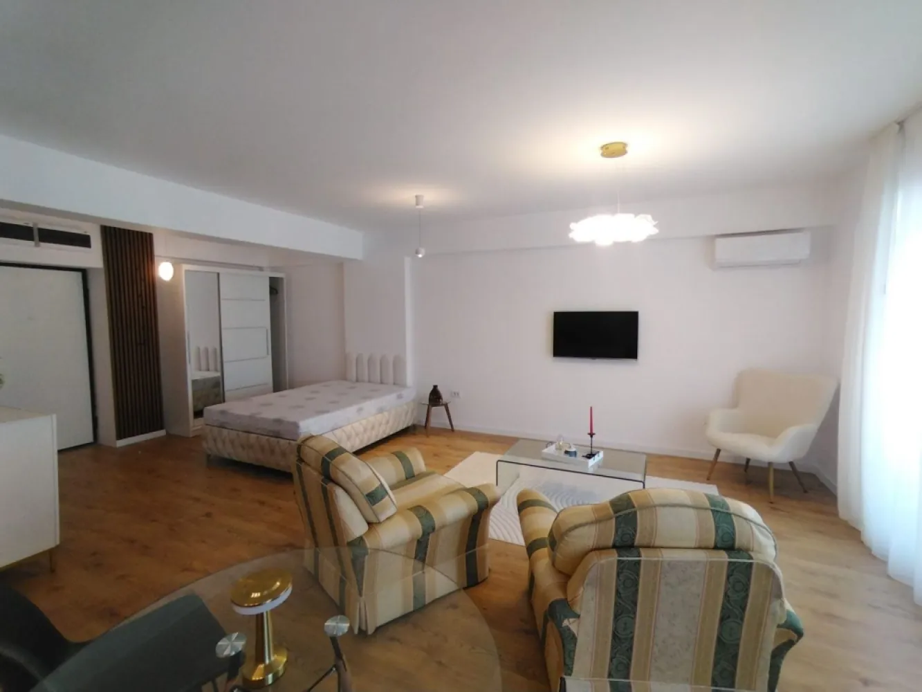 Pipera studio modern 45 mp mobilat și utilat Complex Ivory - K Imobiliare propune spre vânzare/închiriere un studio modern și spațios, situat în ansamblul rezidențial Ivory, ideal pentru locuit sau investiție.
Cu o suprafață utilă de 45 mp și o terasă generoasă, proprietatea oferă un spațiu confortabil și bine compartimentat, fiind pregătită pentru mutare imediată.
Caracteristici principale:
* Suprafață utilă: 45 mp
* Terasă
* Centrală termică proprie
* Complet mobilat și utilat
* Bucătărie echipată
* Finisaje moderne
* Spații de depozitare eficiente
* Ansamblu rezidențial modern și securizat

Studio-ul beneficiază de lumină naturală din abundență și de o compartimentare practică, oferind confort și funcționalitate. Este potrivit atât pentru rezidență proprie, cât și pentru investiție, având un potențial excelent de închiriere.

**Avantajele complexului Ivory:**

* Acces facil către principalele zone de interes
* Infrastructură modernă
* Spații verzi și zone de relaxare
* Comunitate selectă
