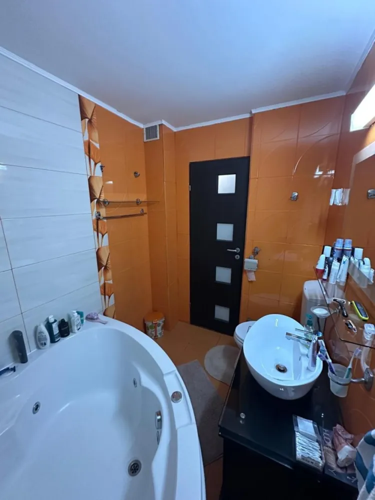 Rahova Str Doina apartament 2 camere mobilate si centrala termica - K Imobiliare propune spre închiriere apartament cu 2 camere decomandat, situat pe Strada Doina, în cartierul Rahova, într-o zonă liniștită, cu acces facil către mijloace de transport, magazine, școli și alte puncte de interes.

Apartamentul este spațios, modern și foarte bine întreținut, fiind complet mobilat și utilat, gata pentru mutare imediată. Locuința beneficiază de centrală termică proprie, oferind confort și costuri reduse la întreținere pe tot parcursul anului.

Dotări și beneficii:
✔ 2 camere decomandate
✔ Living generos și luminos
✔ Bucătărie complet mobilată și utilată, cu zonă de dining
✔ Dormitor confortabil
✔ Baie modernă cu cadă tip jacuzzi
✔ Centrală termică proprie
✔ Mobilier modern și funcțional
✔ Electrocasnice incluse
✔ Finisaje de calitate
✔ Disponibil imediat