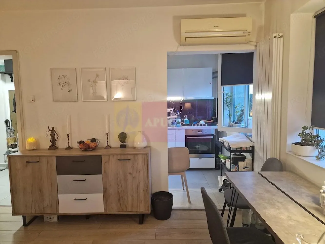 3 Camere Mihalache - Popişteanu I Etaj 5 10 | Bloc Reabilitat - Agentia Imobiliara Apulum 94, va propune
Apartament cu 3 camere, situat pe Bd. Ion Mihalache, zona Popişteanu, într-un bloc de 10 etaje construit din cărămidă cu structura beton armat (1963), anvelopat termic. Suprafață: 59,74 mp (totală), etaj 5 10, două lifturi.
Se vinde semi mobilat(mai puțin un dormitor) și utilat (frigider, cuptor electric, plita pe gaz, mașină de spălat.
 Instalații sanitare schimbate, tablou electric nou, geamuri termopan, uşă metalică. 
Baie şi bucătărie renovate acum 4 ani. Parchetul din sufragerie necesită recondiţionare. 
Loc de parcare ADP și boxă mare la subsol (în folosință). 
Blocul este incadrat in urgenta 2
Acordam sprijin si consiliere clientilor care doresc achizitia prin credit imobiliar.
5 minute de Metrou 1 Mai, aproape de Piața Domenii și Parcul Agronomiei.