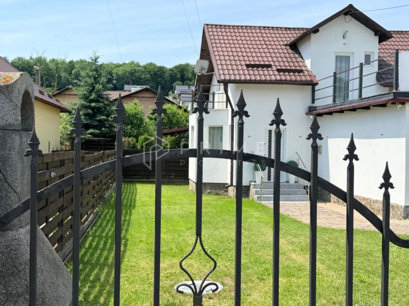 Casă individuală la 1 km de Târgu Mureș | 110 mp | Garaj | Terasă mare - Vă propunem spre vânzare o casă primitoare, situată în Budiu Mic, la doar 1 km de Târgu Mureș, într-un cadru natural între dealuri, departe de agitația orașului, dar suficient de aproape pentru a beneficia de toate facilitățile acestuia.

Dacă vă doriți liniște, aer curat și priveliști verzi, această proprietate poate fi alegerea potrivită pentru dumneavoastră.

Cu o suprafață de aproximativ 110 mp utili, casa este compartimentată astfel:

Parter: Living luminos și primitor, Bucătărie, Baie, Garaj cu acces direct în casă
Etaj: 2 dormitoare, Dressing, Birou, Terasă generoasă amenajată deasupra garajului

Un mare avantaj al proprietății este accesul direct din garaj în zona de living, oferind confort și funcționalitate în viața de zi cu zi.

Alte beneficii:

✔️ Se vinde complet mobilată și utilată
✔️ Zonă liniștită, cu trafic redus
✔️ Cadru natural deosebit, între dealuri și spații verzi
✔️ Ideală pentru familie sau pentru cei care lucrează de acasă

Proprietatea necesită unele îmbunătățiri și actualizări estetice, oferind astfel posibilitatea personalizării după propriul gust.

Preț: 169.000 Euro

La acest preț, proprietatea reprezintă o oportunitate excelentă pentru cei care caută o casă individuală aproape de oraș, într-o zonă liniștită și cu mult potențial.

📩 Pentru detalii suplimentare și programarea unei vizionări, vă invităm să ne contactați.